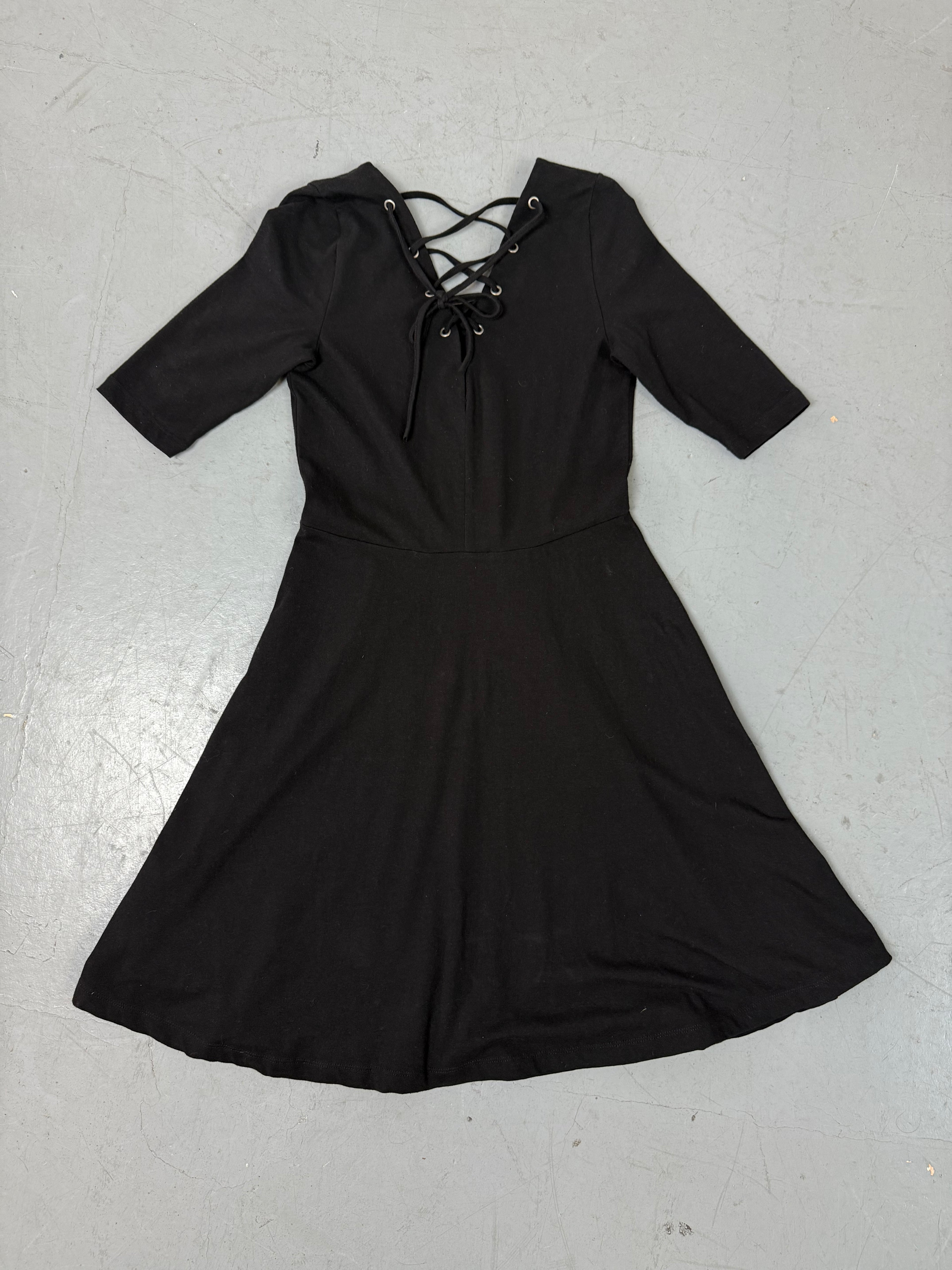 Ein schwarzes midi Kleid mit teils offenem Rücken und kurzen Ärmeln in S