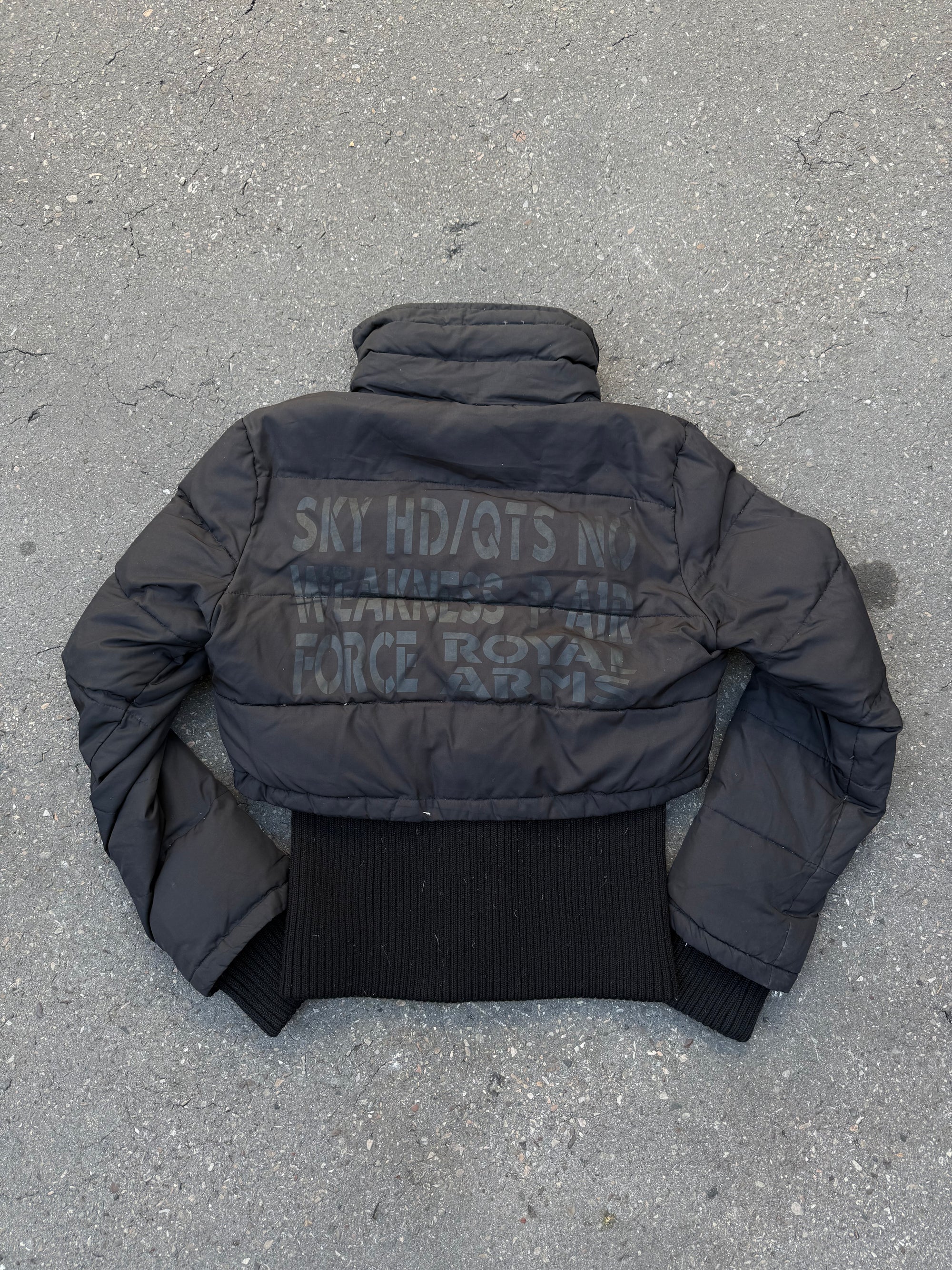 Eine schwarze Double Zip cropped Pufferjacke von Phard in S/M