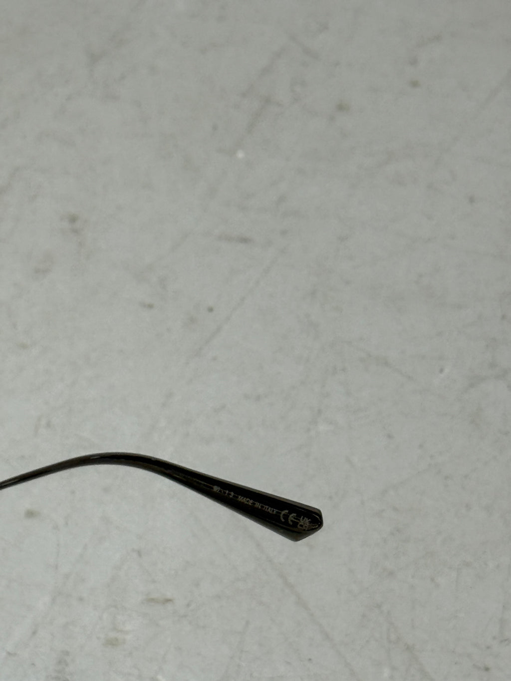 Eine schwarze Sonnenbrille von Dior mit dünnen Bügeln und die Gläser im cateye look 