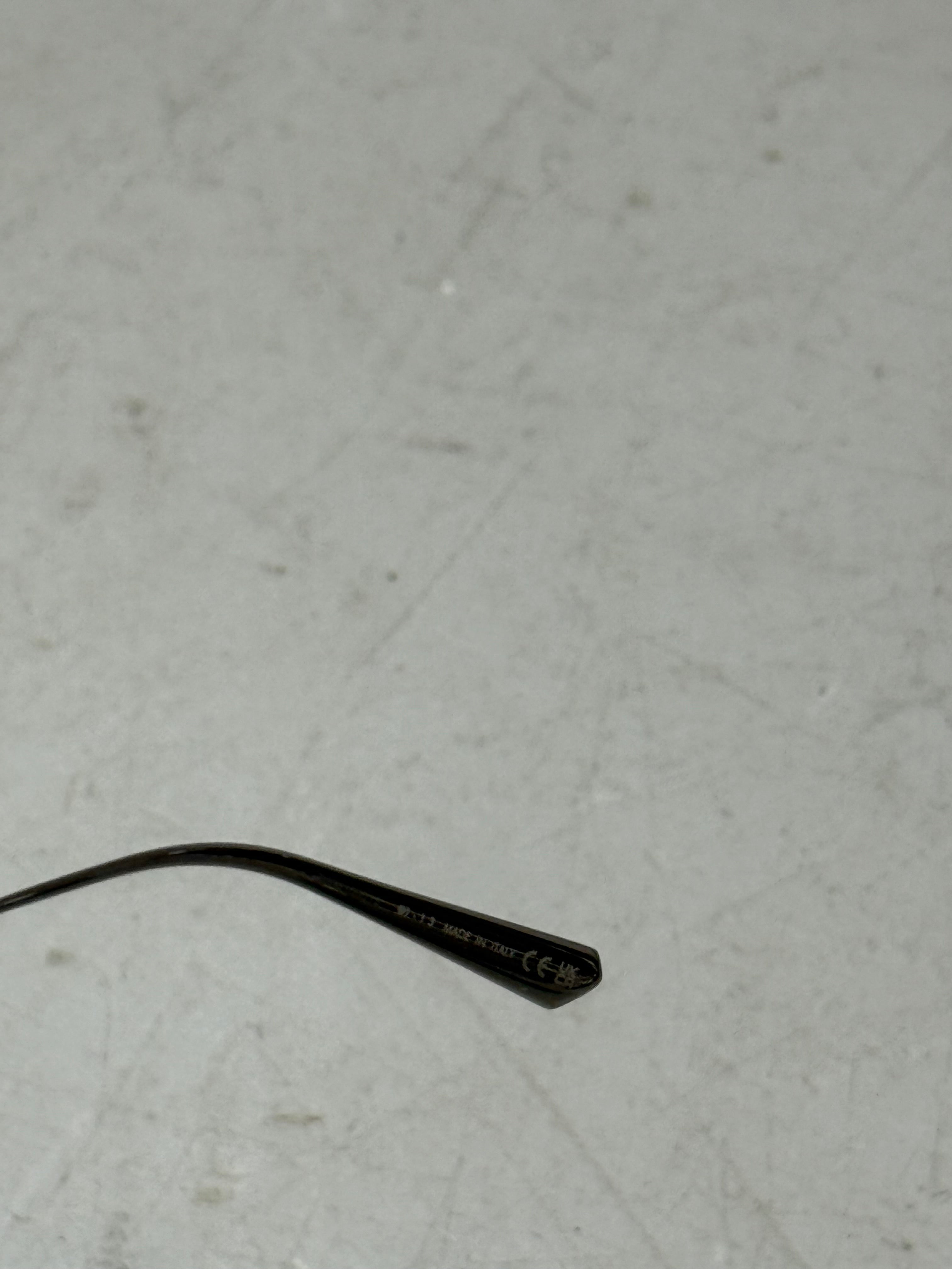 Eine schwarze Sonnenbrille von Dior mit dünnen Bügeln und die Gläser im cateye look 