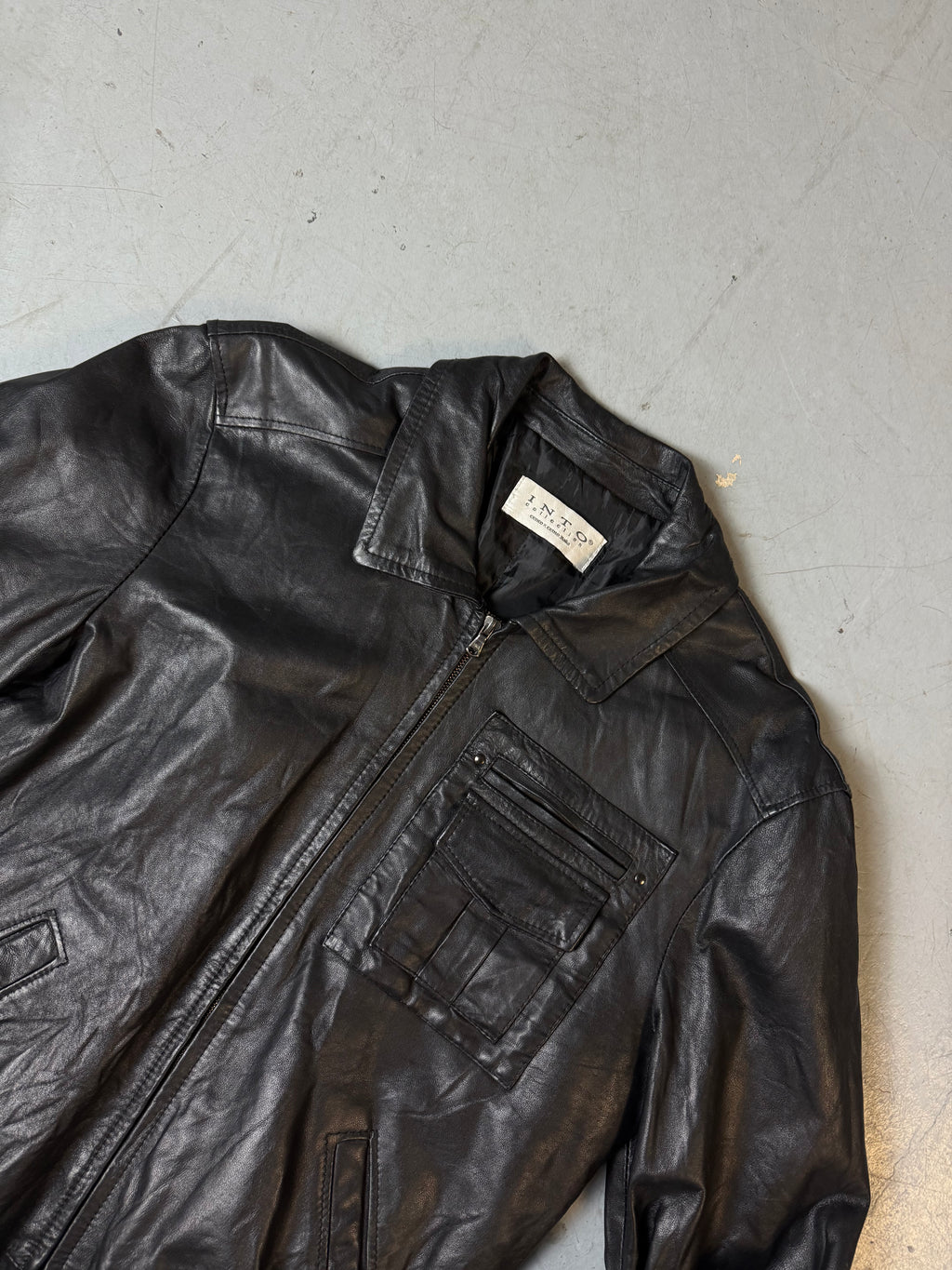 Detailbild von Vintage Into Italian Black Leather Jacket von Vorne