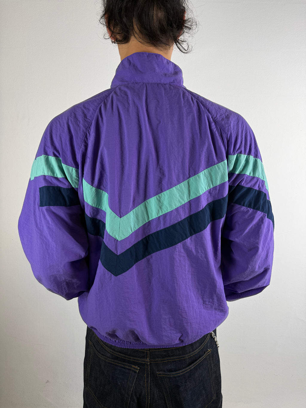 Tragebild von Vintage Nike Purple 80s Style Track Jacket M von hinten