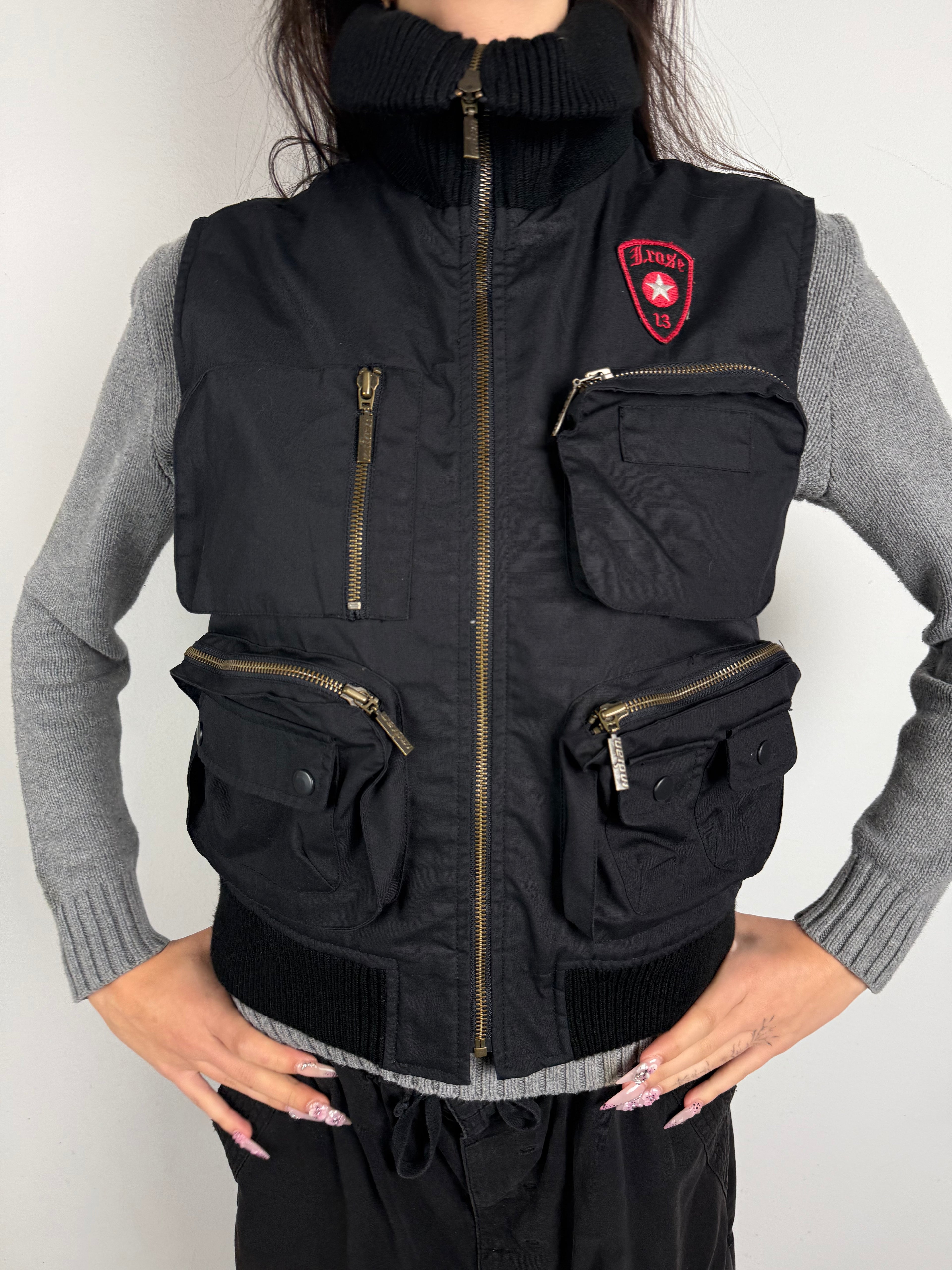 Tragebild von Vintage Indian Rose Black Multi Pocket Vest M von vorne