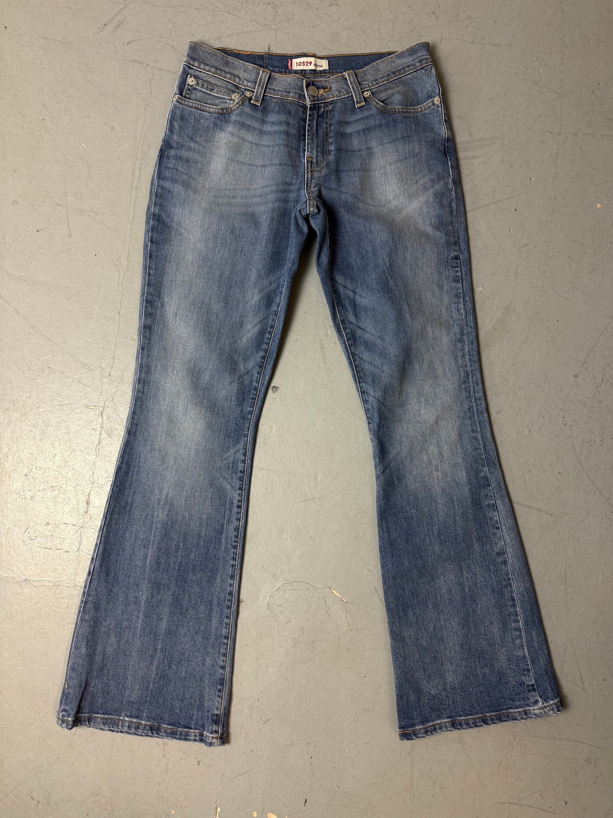 Eine blaue Levi’s denim im bootcut Schnitt in Größe M