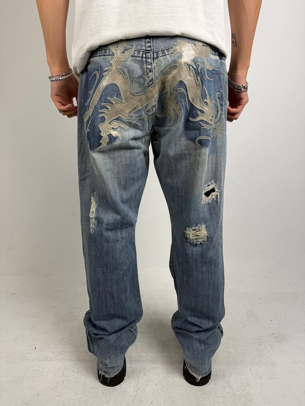 Tragebild von Vintage Cipo&Baxx Dragon Printed Baggy Denim von hinten