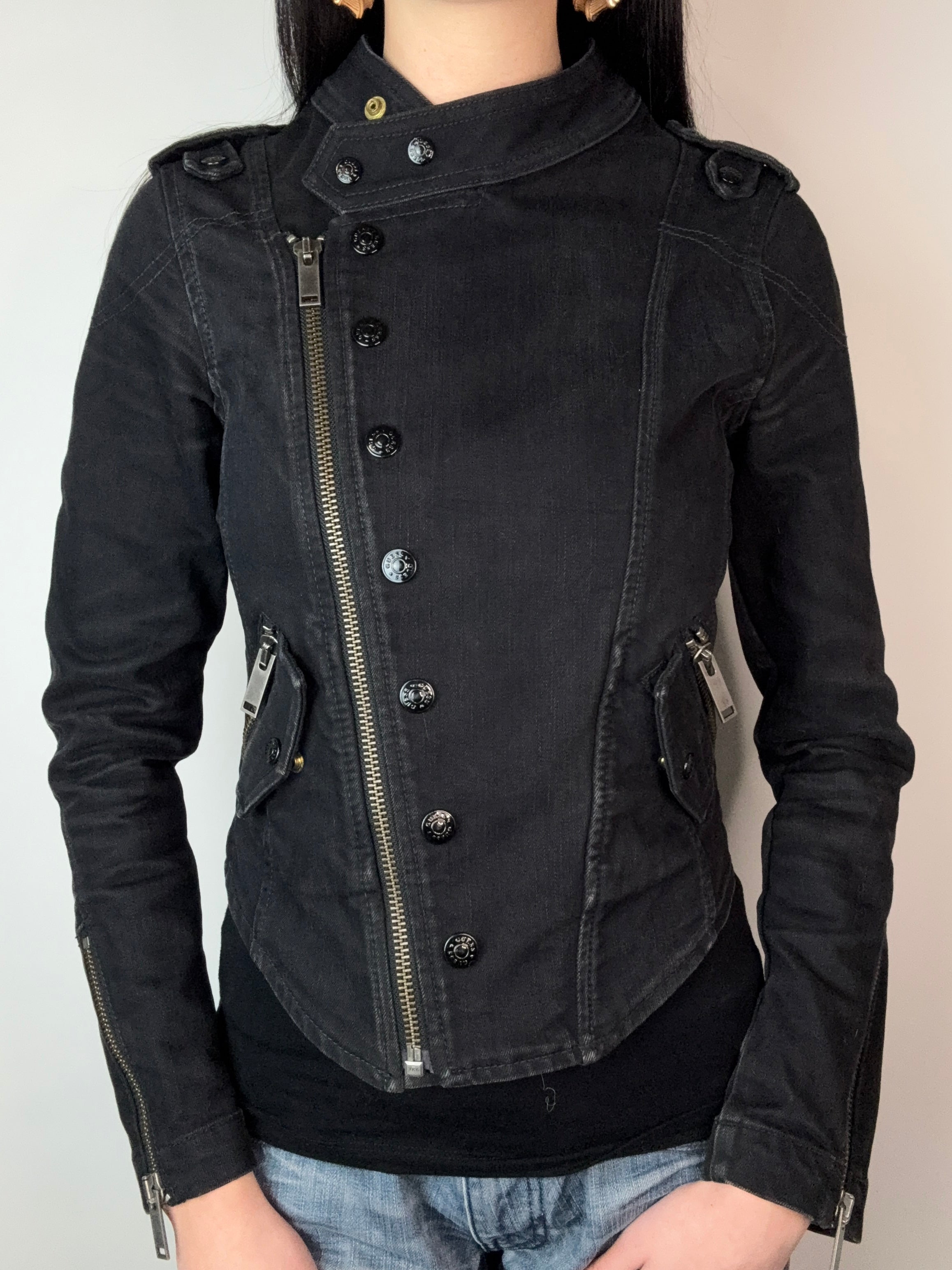 Vintage Guess Black Biker-Style Jacket für Damen. Y2K Second Hand 2000s Fashion