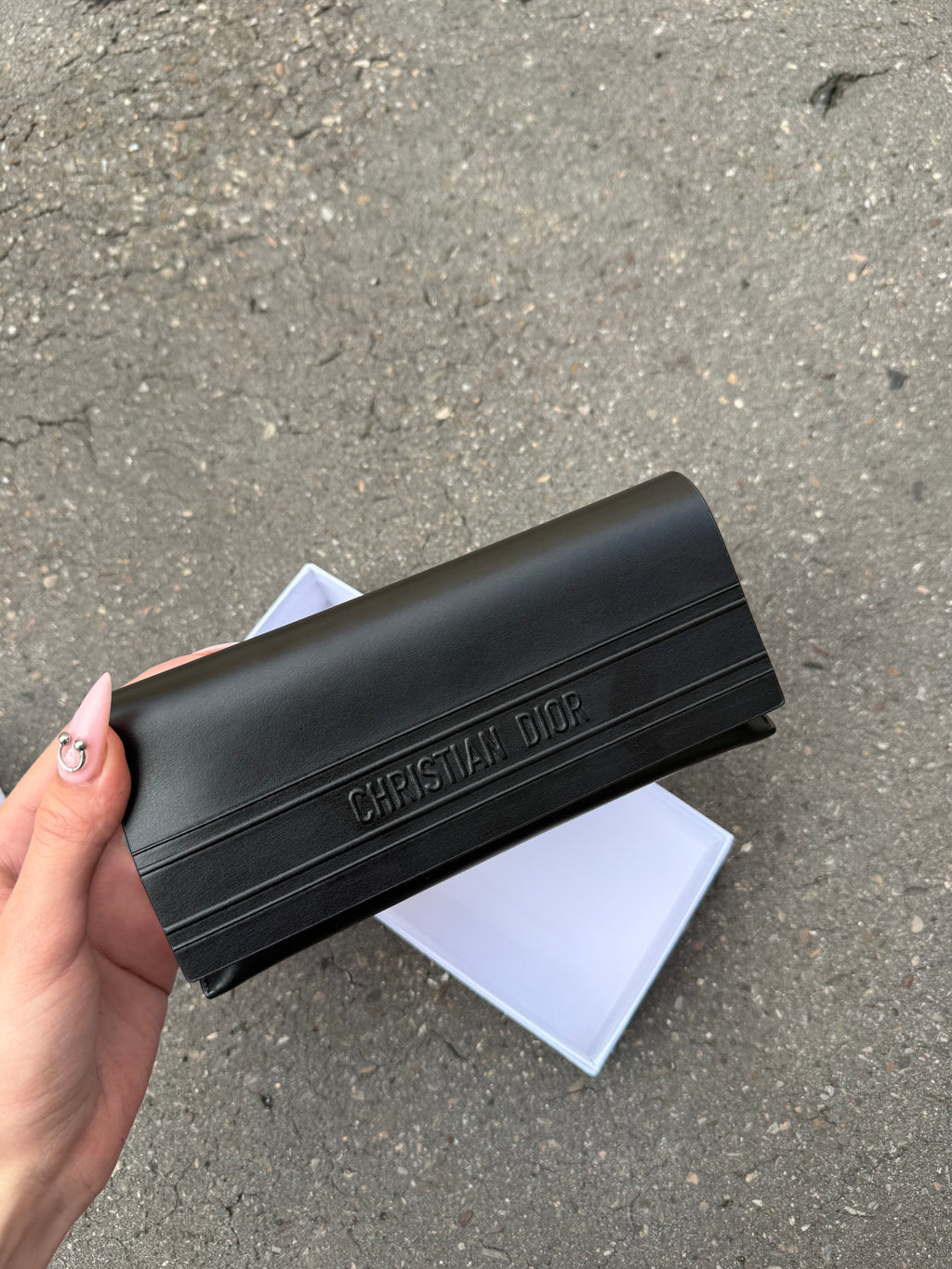 Eine schwarz weiße Sonnenbrille von Dior im CAT Eye Stil