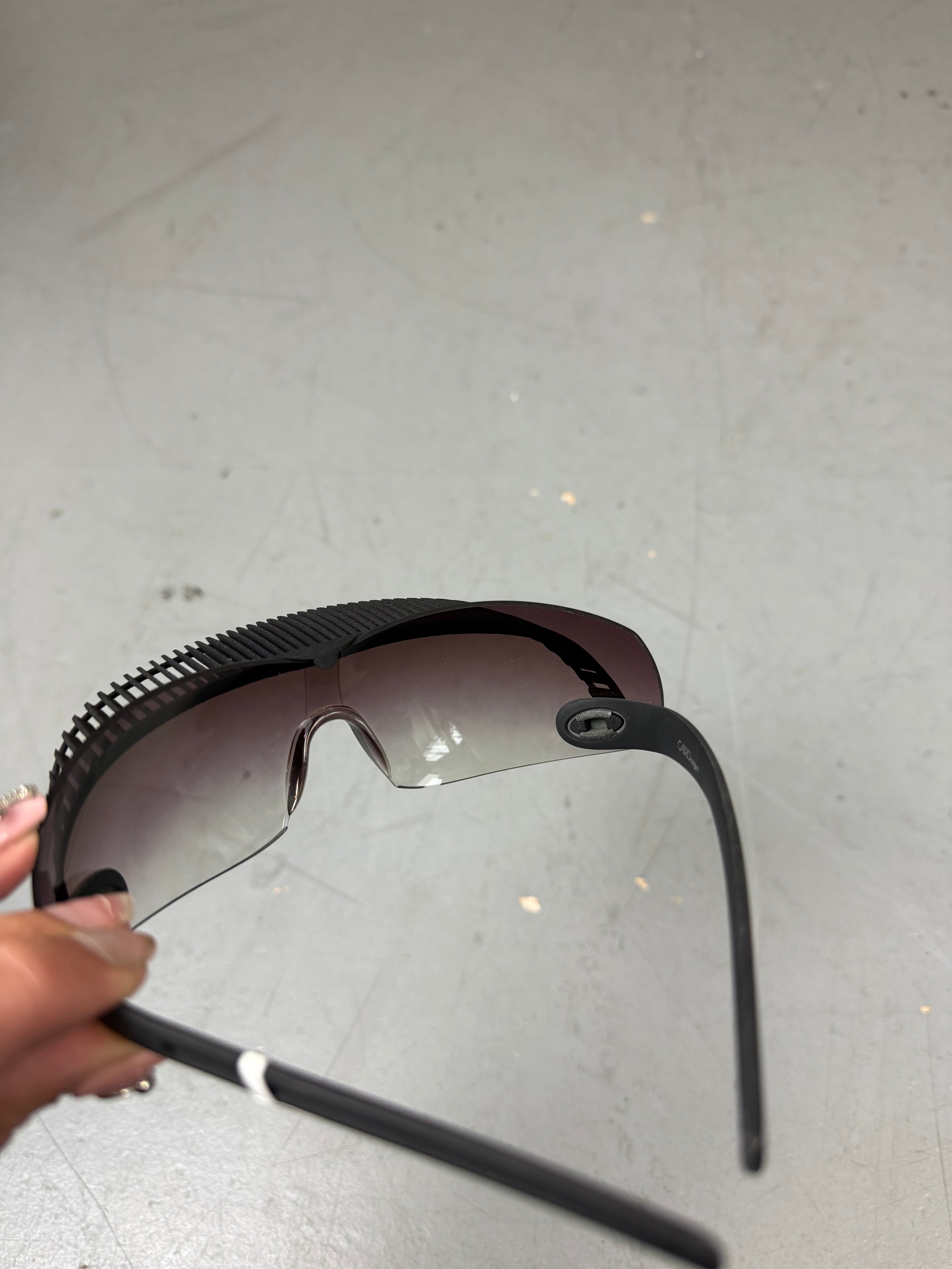 Eine Sonnenbrille von Hoet mit kleinem Schirm über den Gläsern 