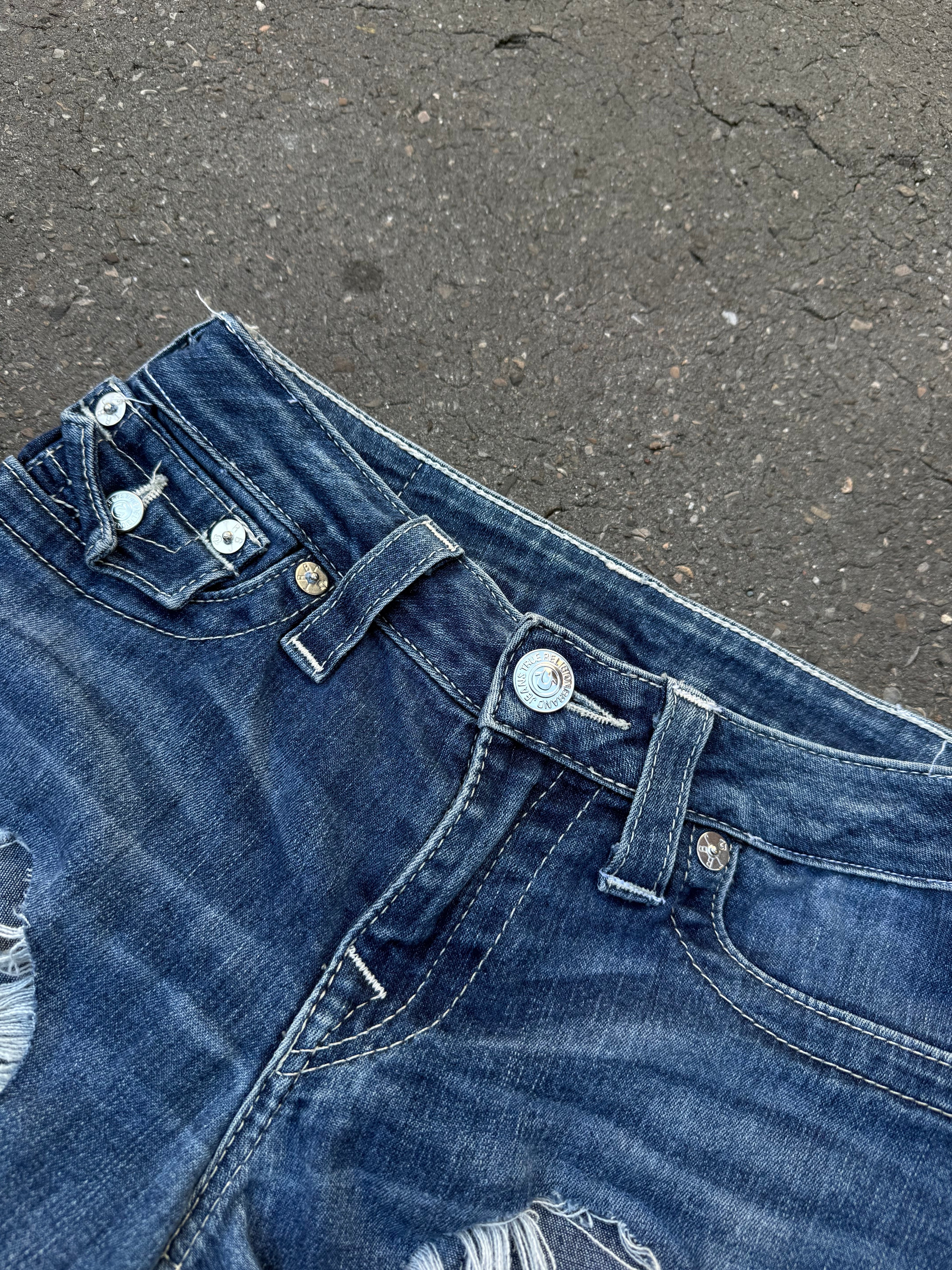 Eine True Religion Hot Pants im Ripped Look mit Hufeisen Stitching auf den Hintertaschen in XS
