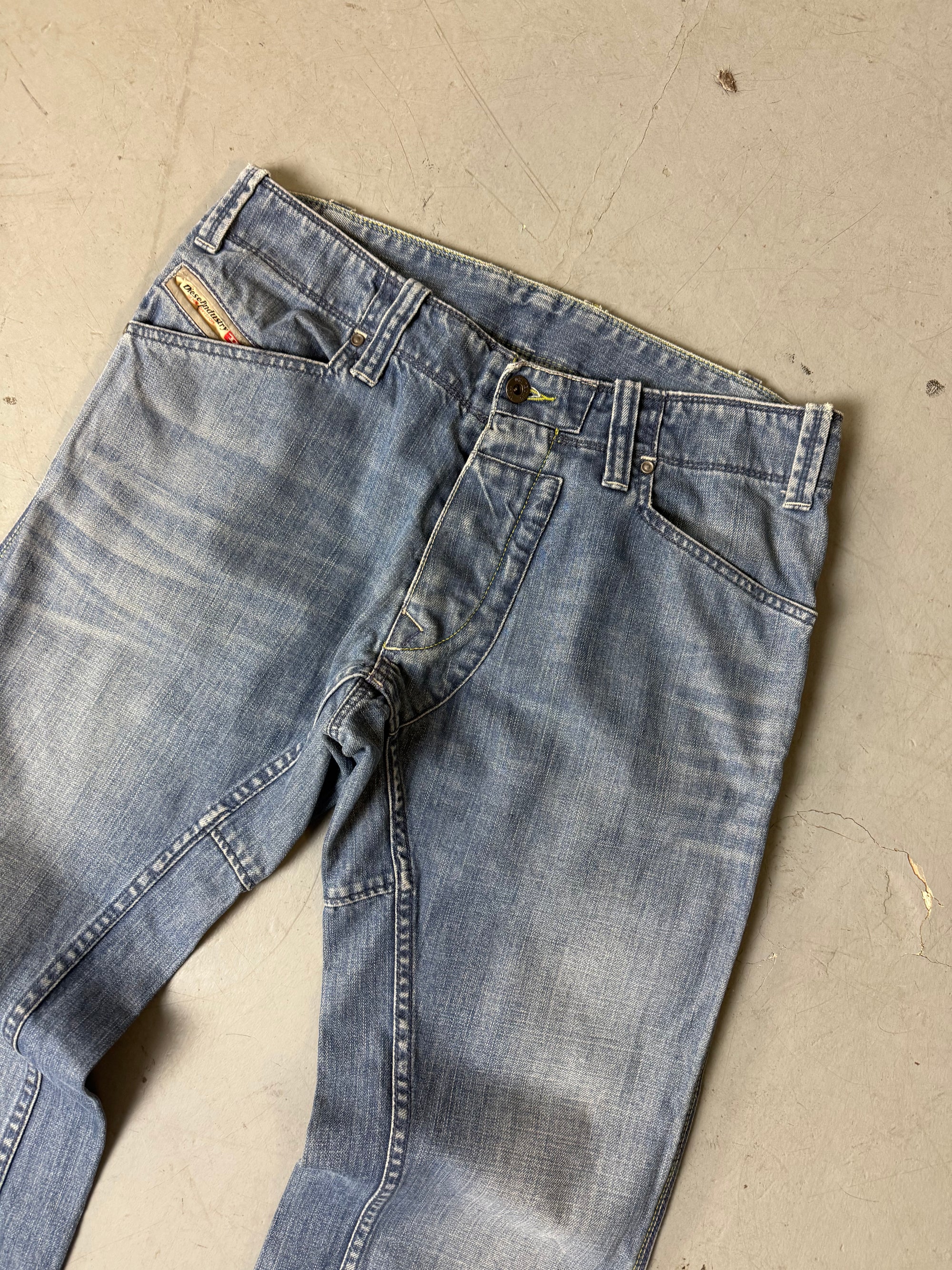 Detailbild von einer Vintage Diesel Blue Denim Jeans von Hosenbund vorne