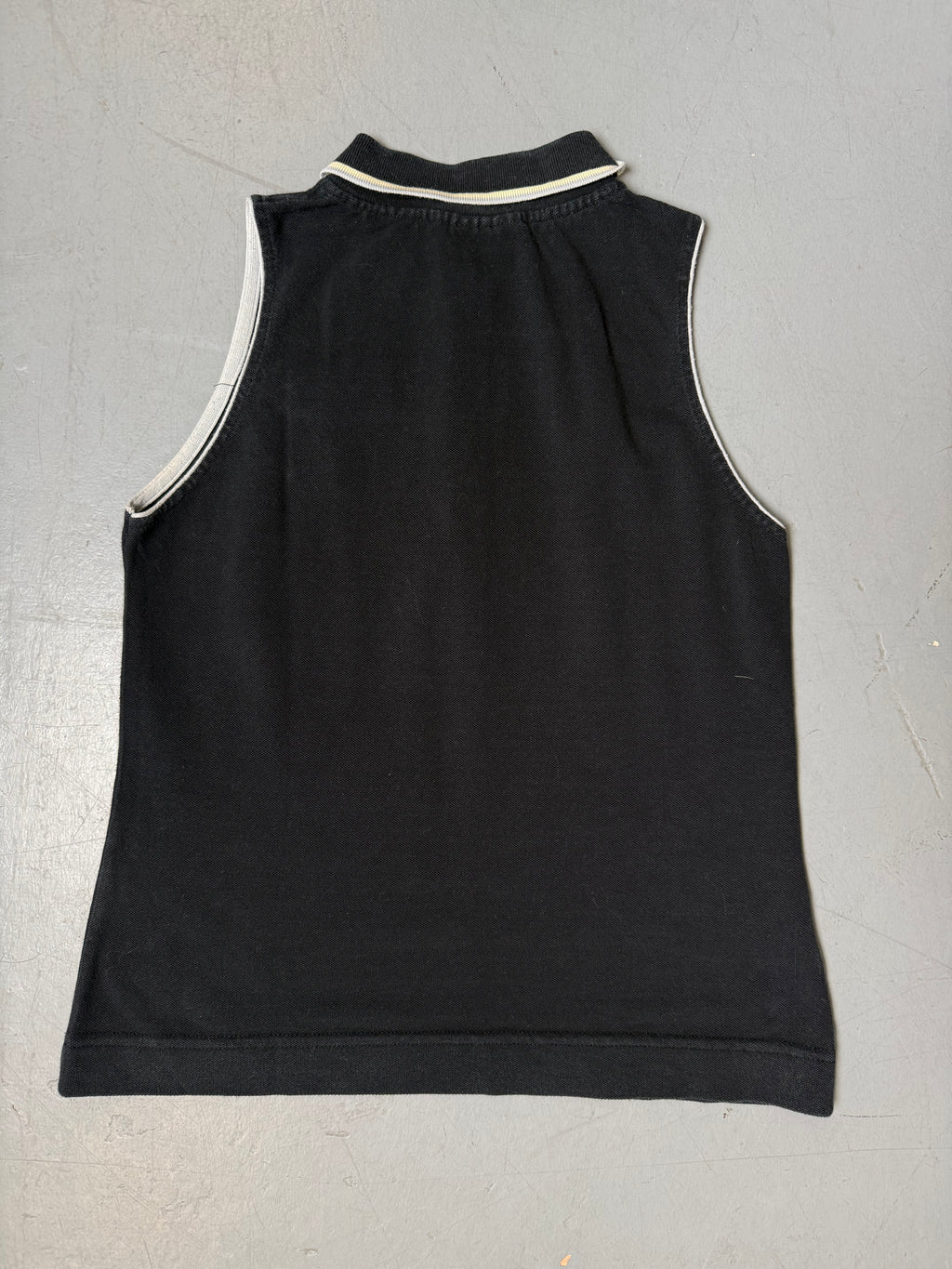 Vintage Lacoste Dark Blue Tank Top Polo für Damen. Y2K Secondhand 2000s Fashion. 