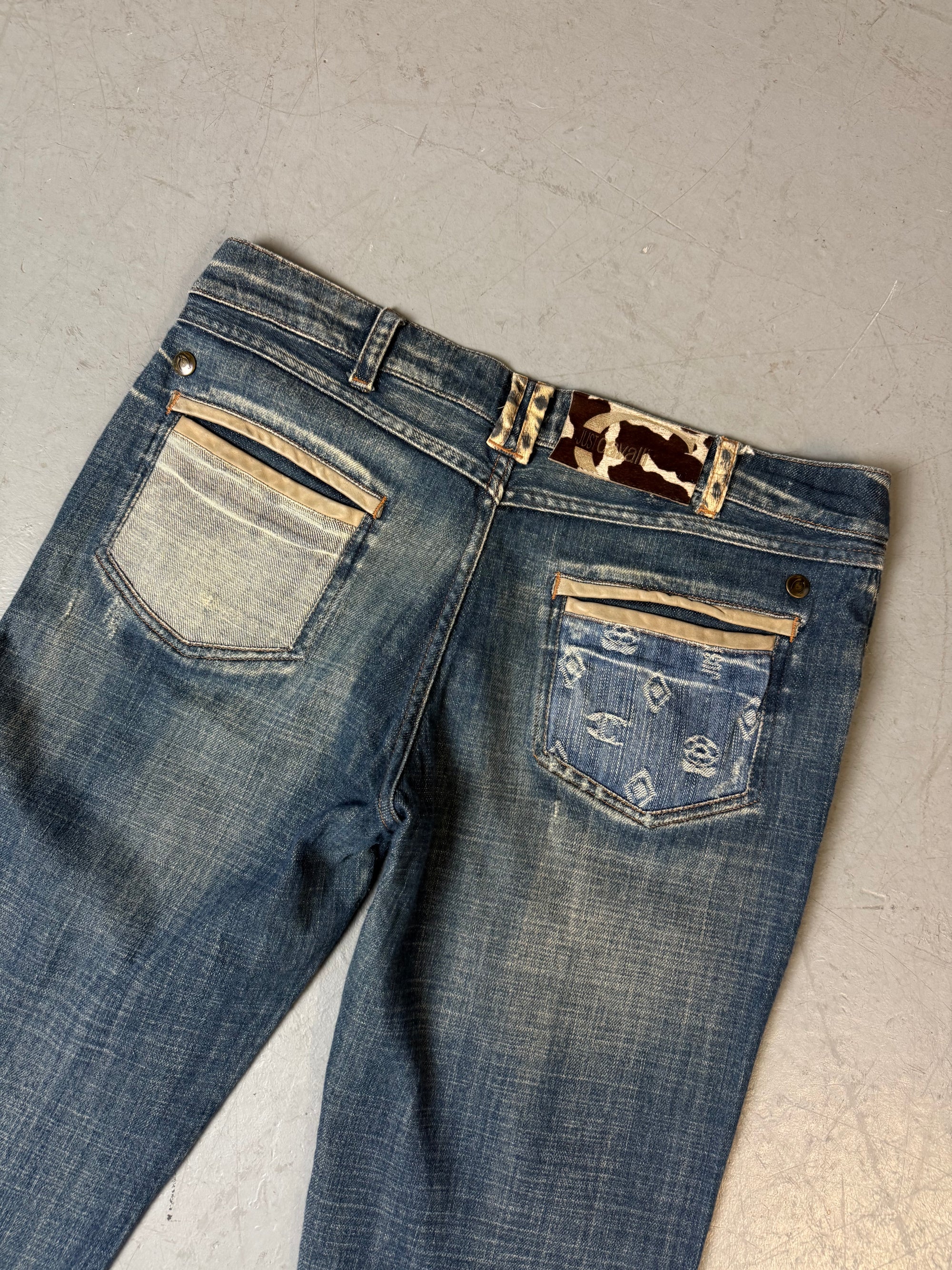 Low waist Cavalli jeans straight leg mit blauer Waschung leicht ripped und kuhfell Details am Bund 
