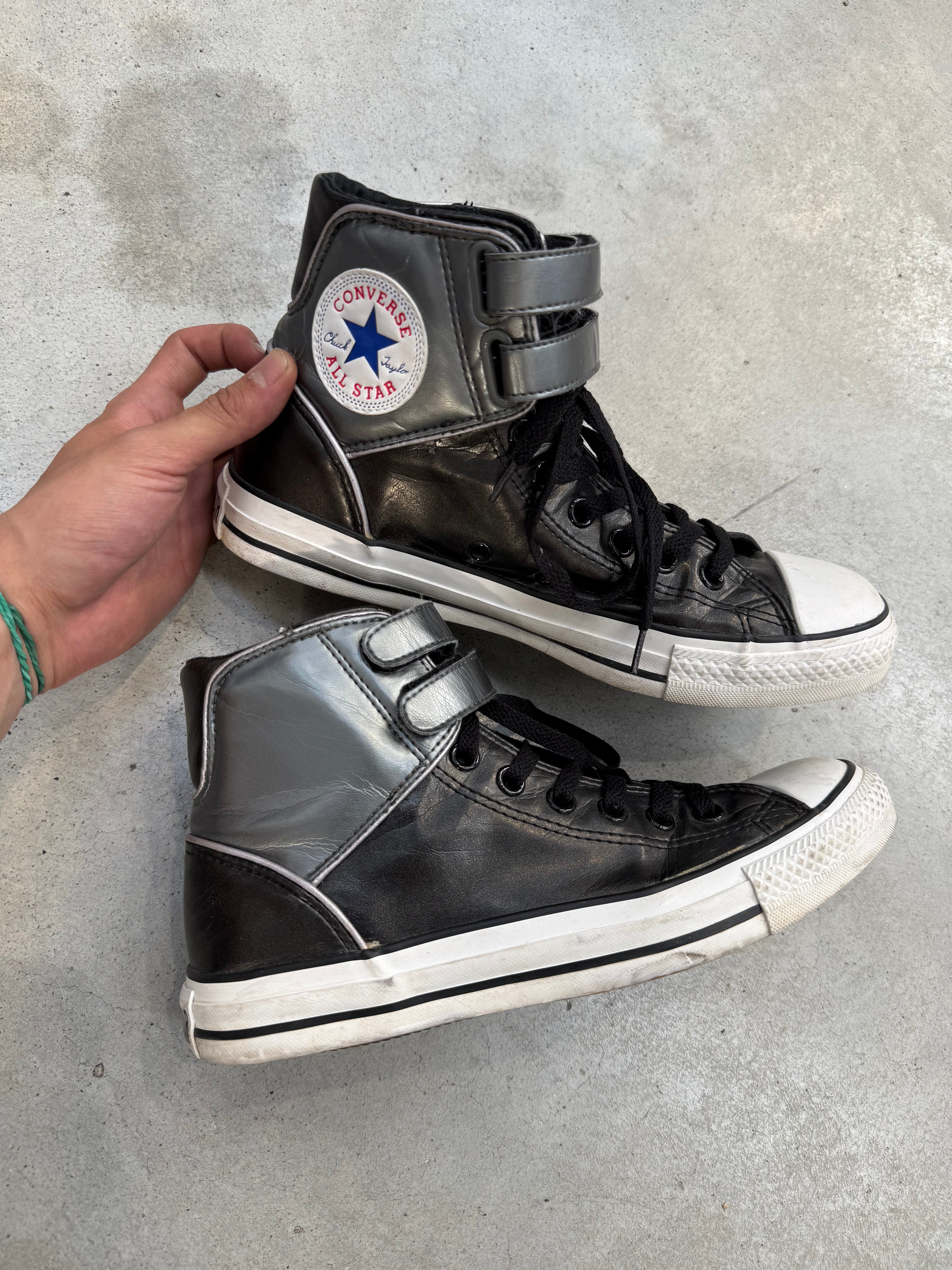 Vintage Converse All Stars Black and Silver Chucks für Herren. Y2K Second Hand 2000s Fashion