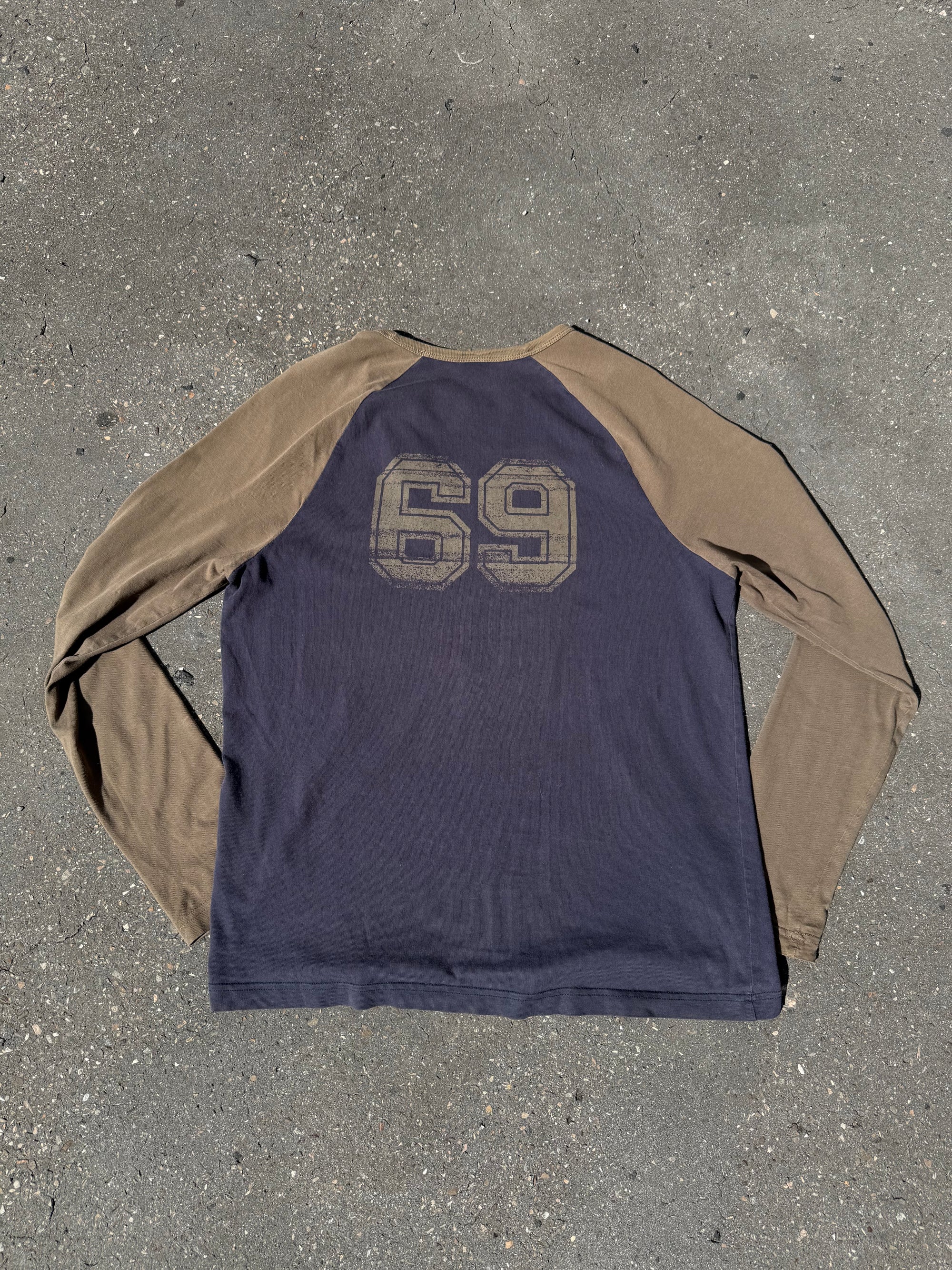 Ein braun blaues Longsleeve von s.Oliver mit Tokyo University Print auf der Vorderseite