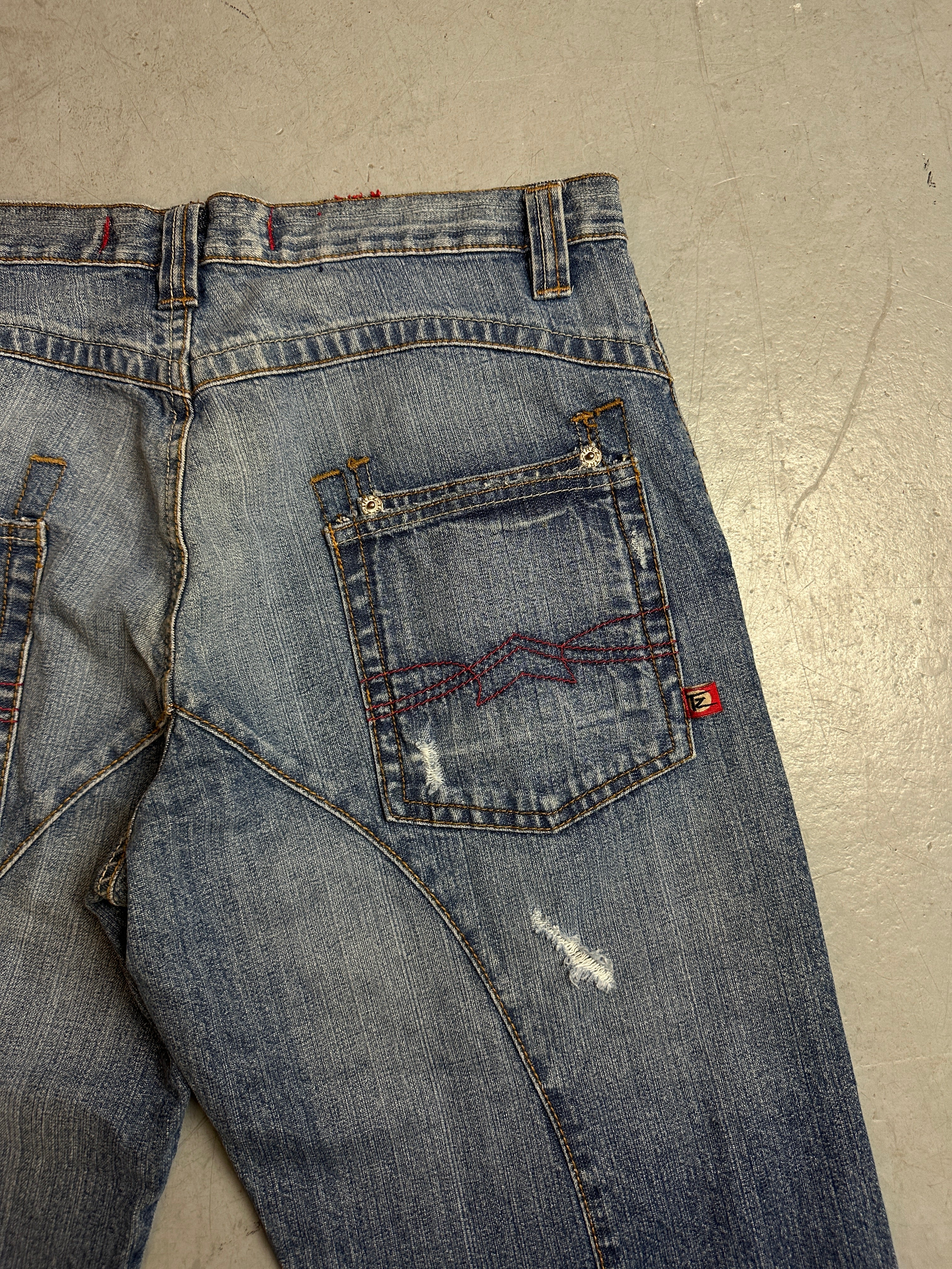 Detailbild von einer Vintage Bleached Heel Drag Denim von hinten