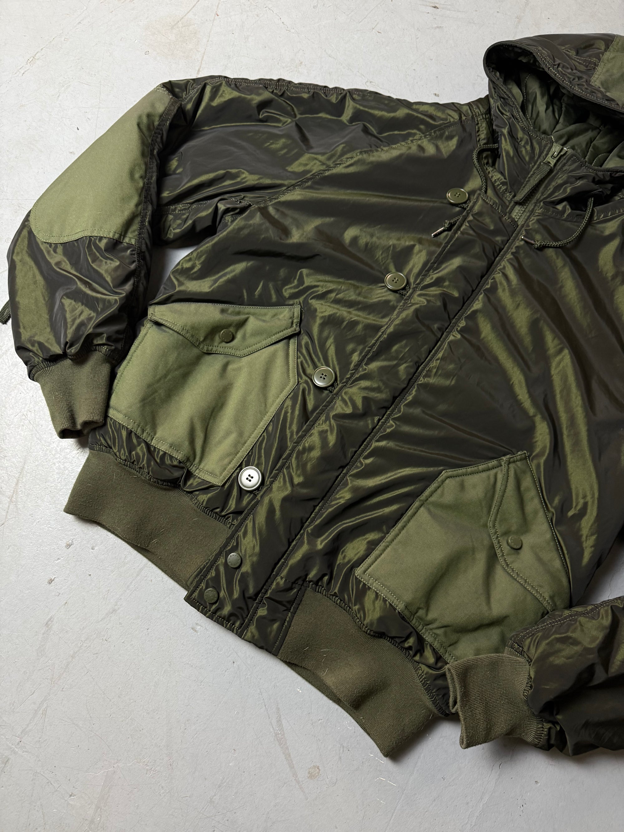 Detailbild von einer Vintage Alpha Industries Dark Green Bomber Jacket von Jackentasche