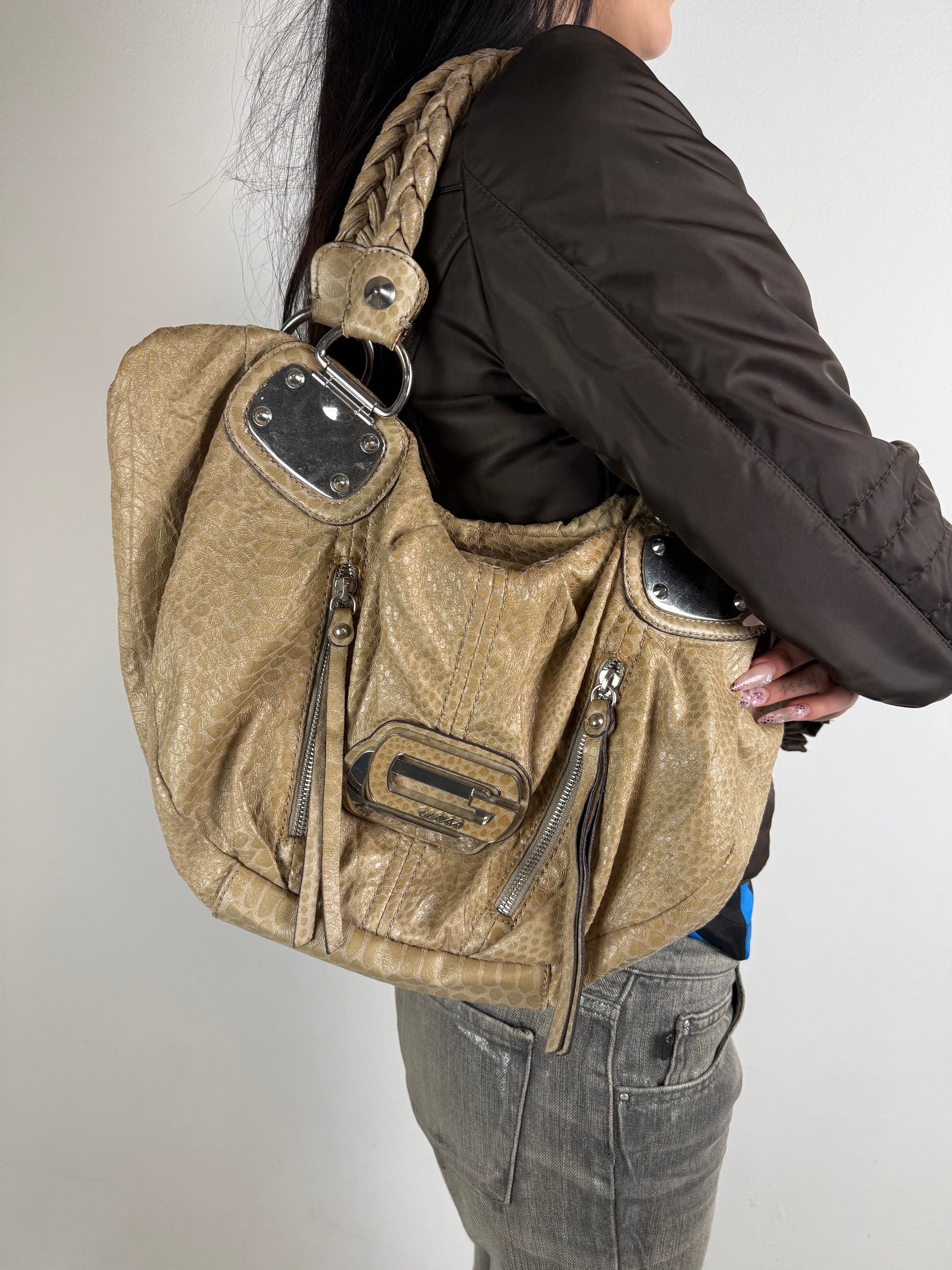 Tragebild von einer Vintage Guess Y2K Beige Snake Optic Bag