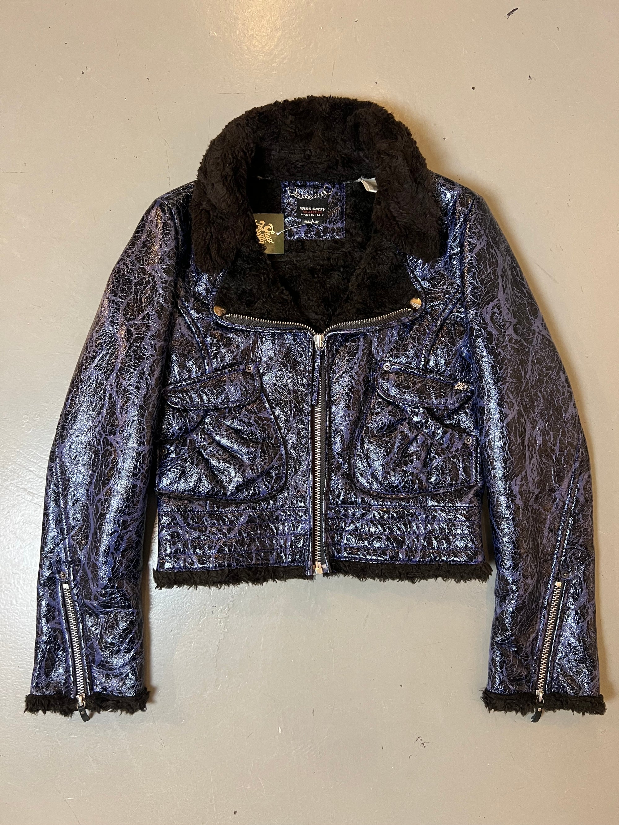 Zu sehen ist eine lila Miss Sixty Jacke mit Fell Kragen