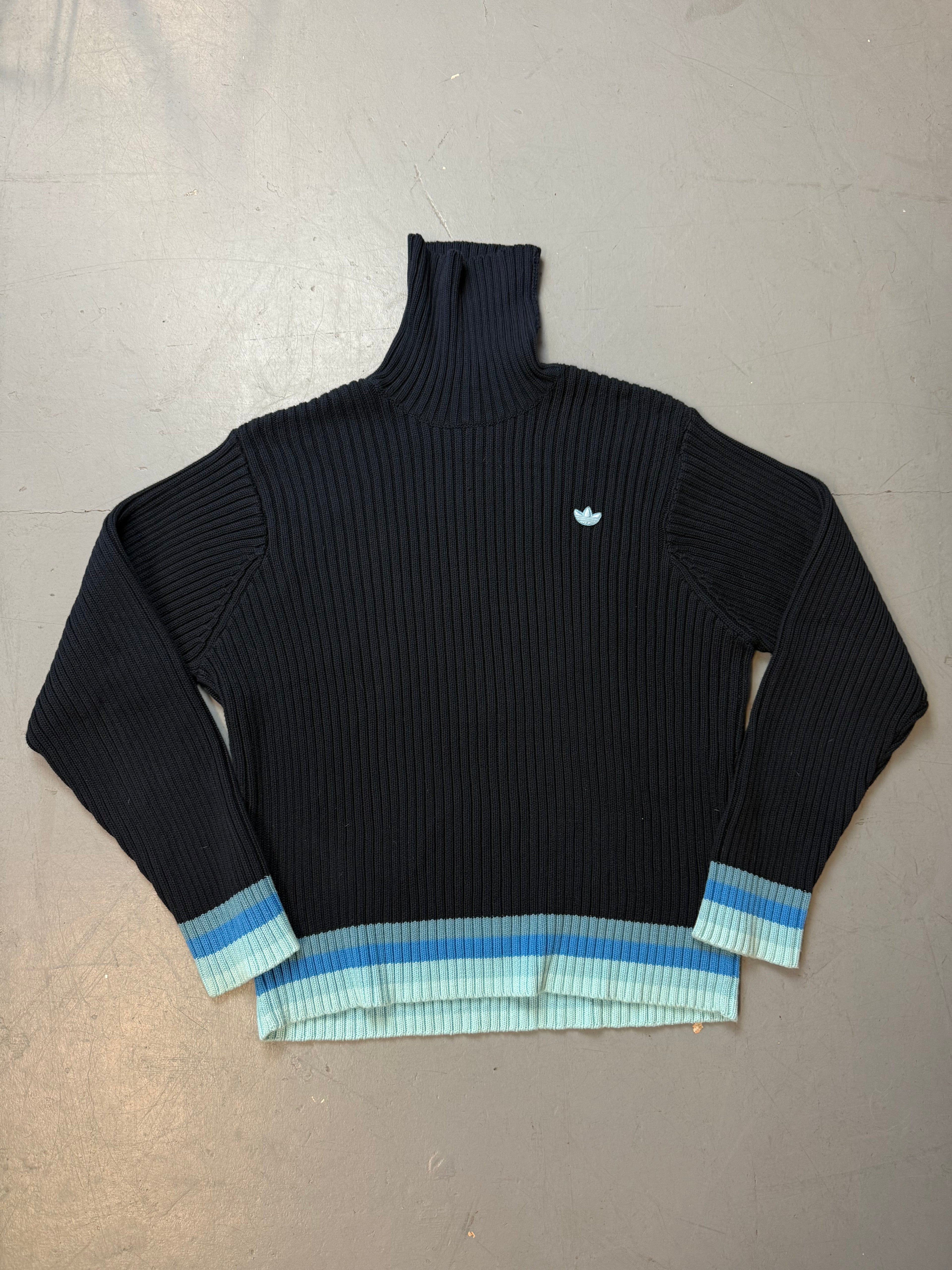 Vintage Adidas Dark Blue Knit Sweater 2005 mit hellblauen Details für Herren. Y2K Second Hand 2000s Fashion