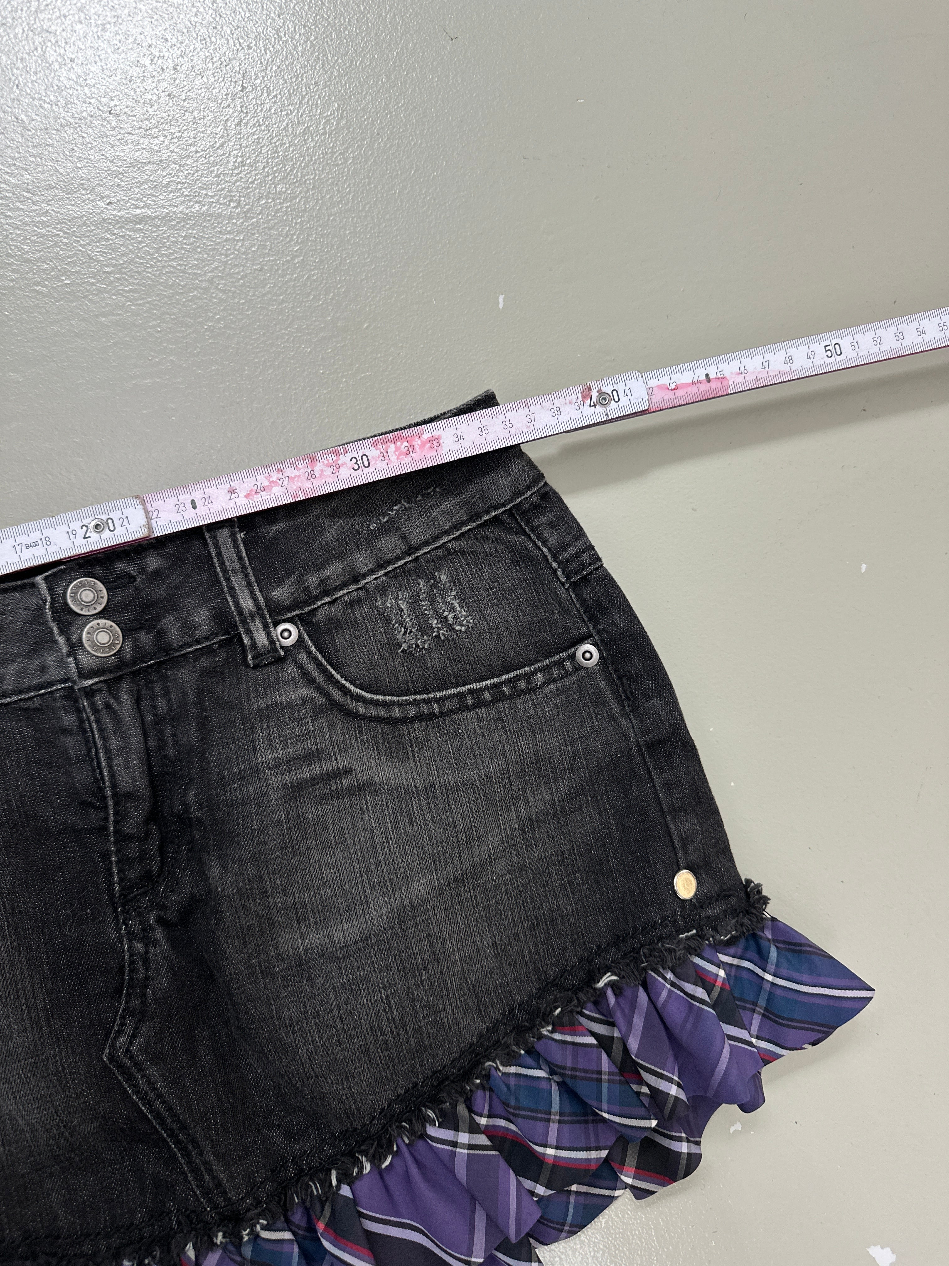 Vintage Sisley Black Mini Skirt with Purple Plaid Details für Frauen . Y2K Second Hand 2000s Fashion