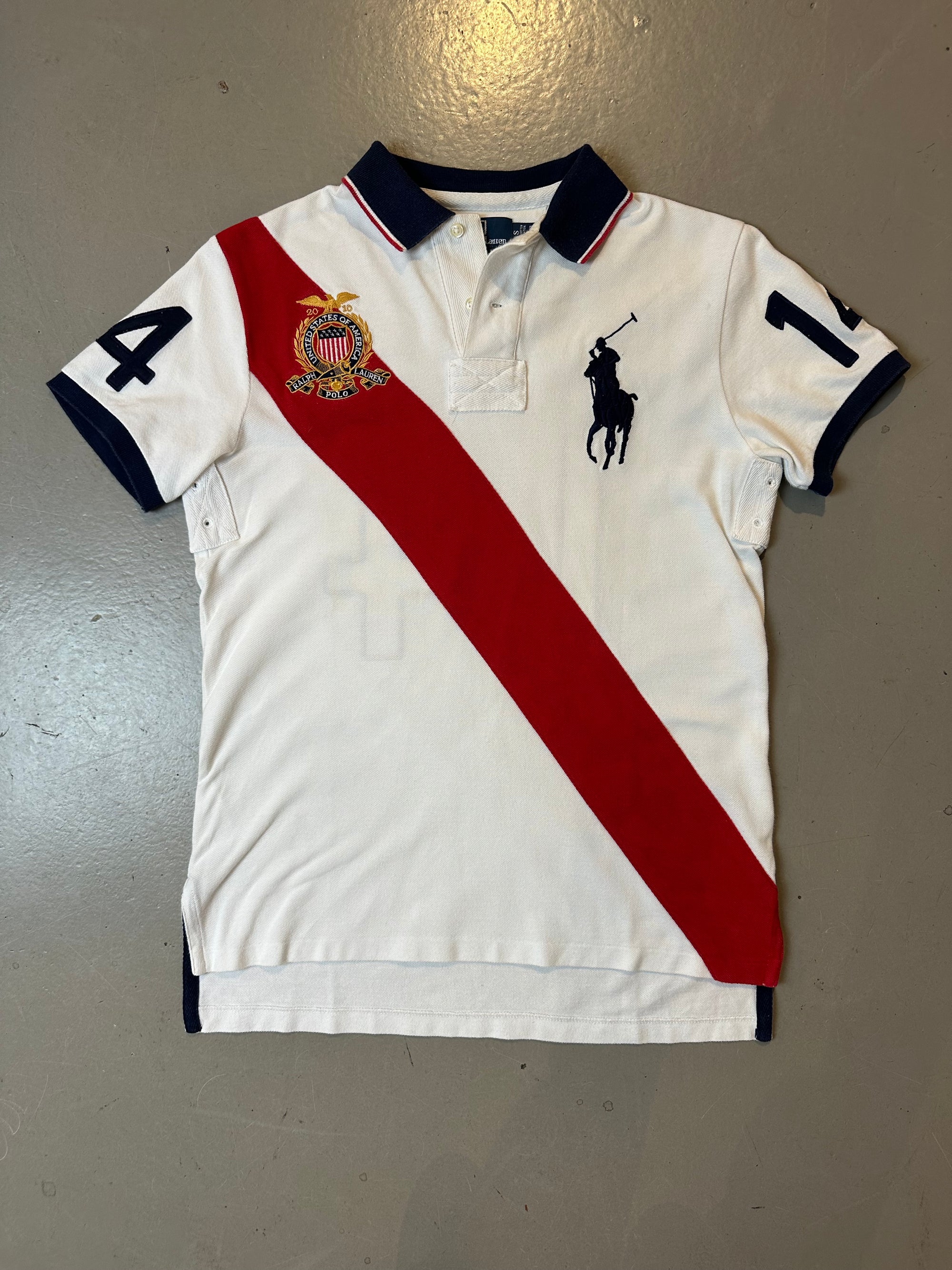 Ein weißes Ralph Lauren Polo mit großem Reiter auf der Brust und roter Strefien in M