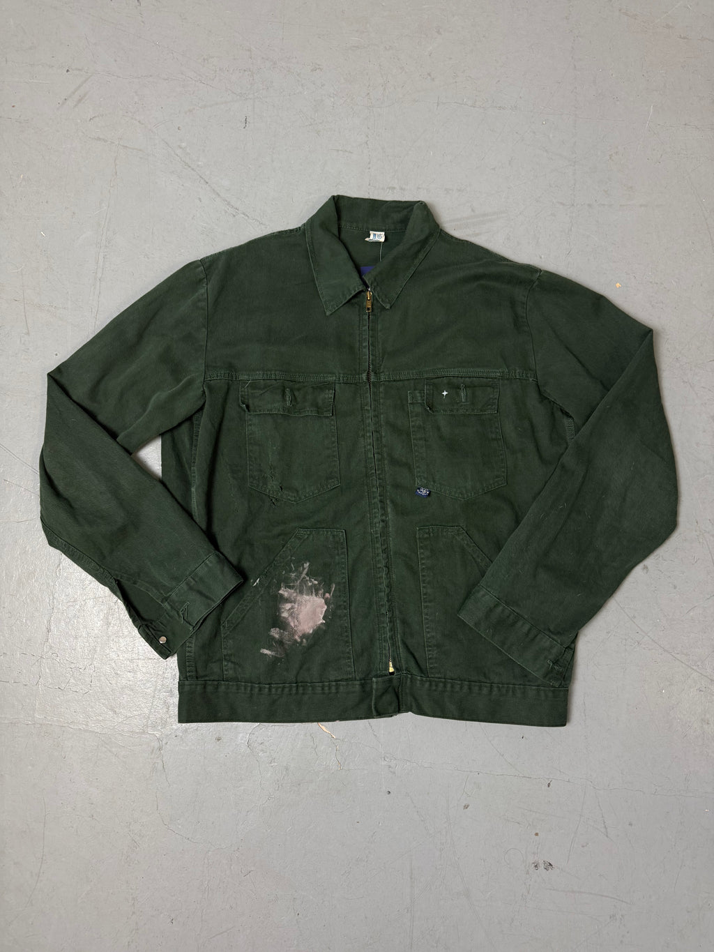 Eine grüne übergangsjacke mit Farbfleck im used workwear Look in L