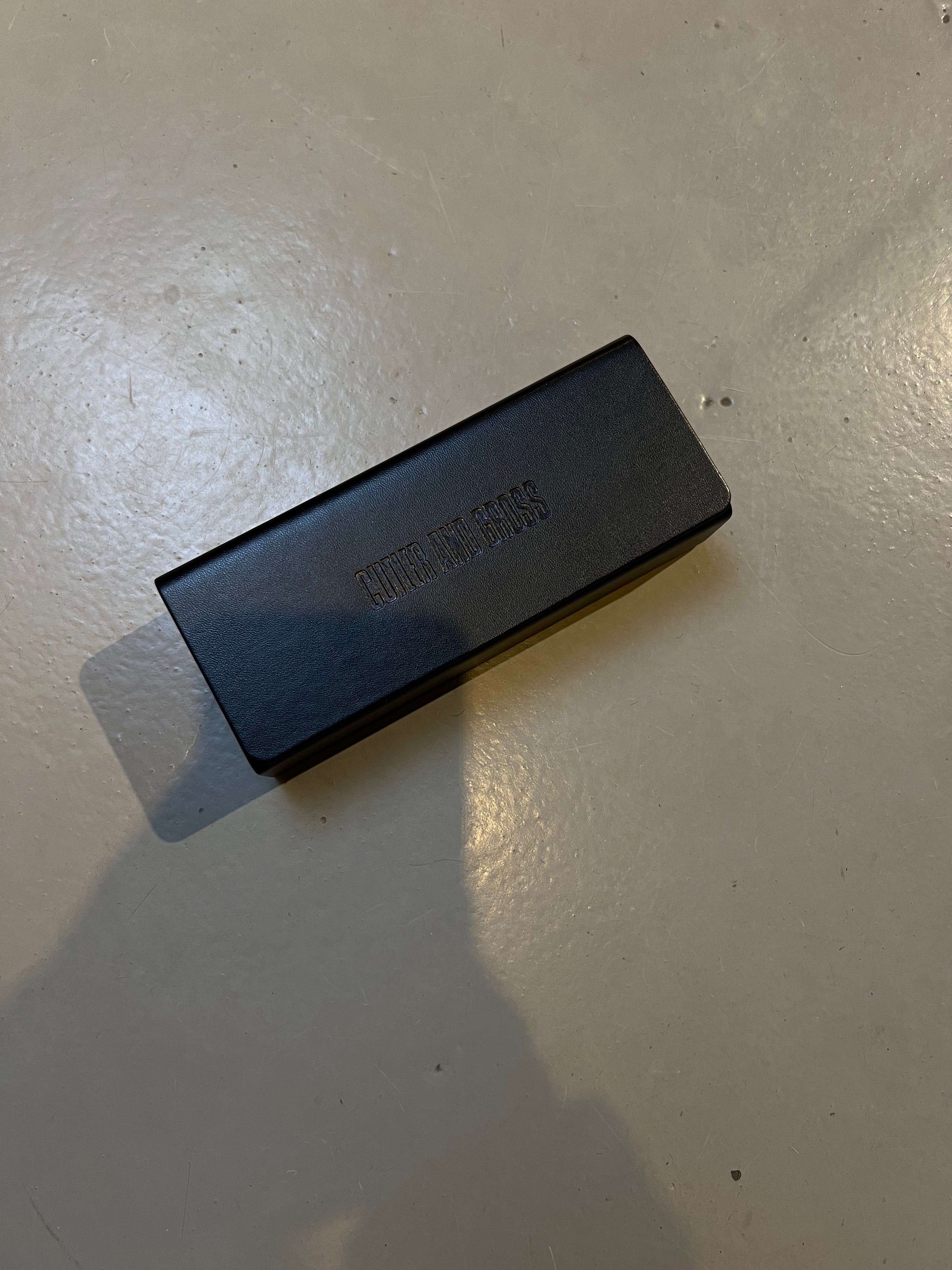 Produktbild der Cutler and Gross Sunglasses Black Glitter vom  vor grauem Hintergrund.