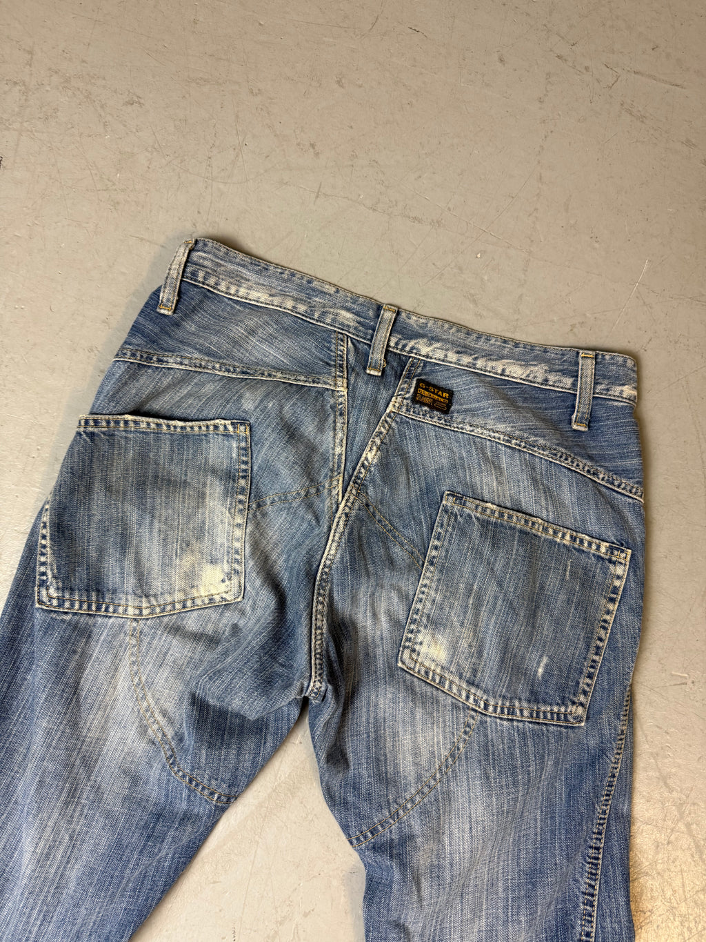 Eine baggy g-Star raw jeans in blauer Waschung 