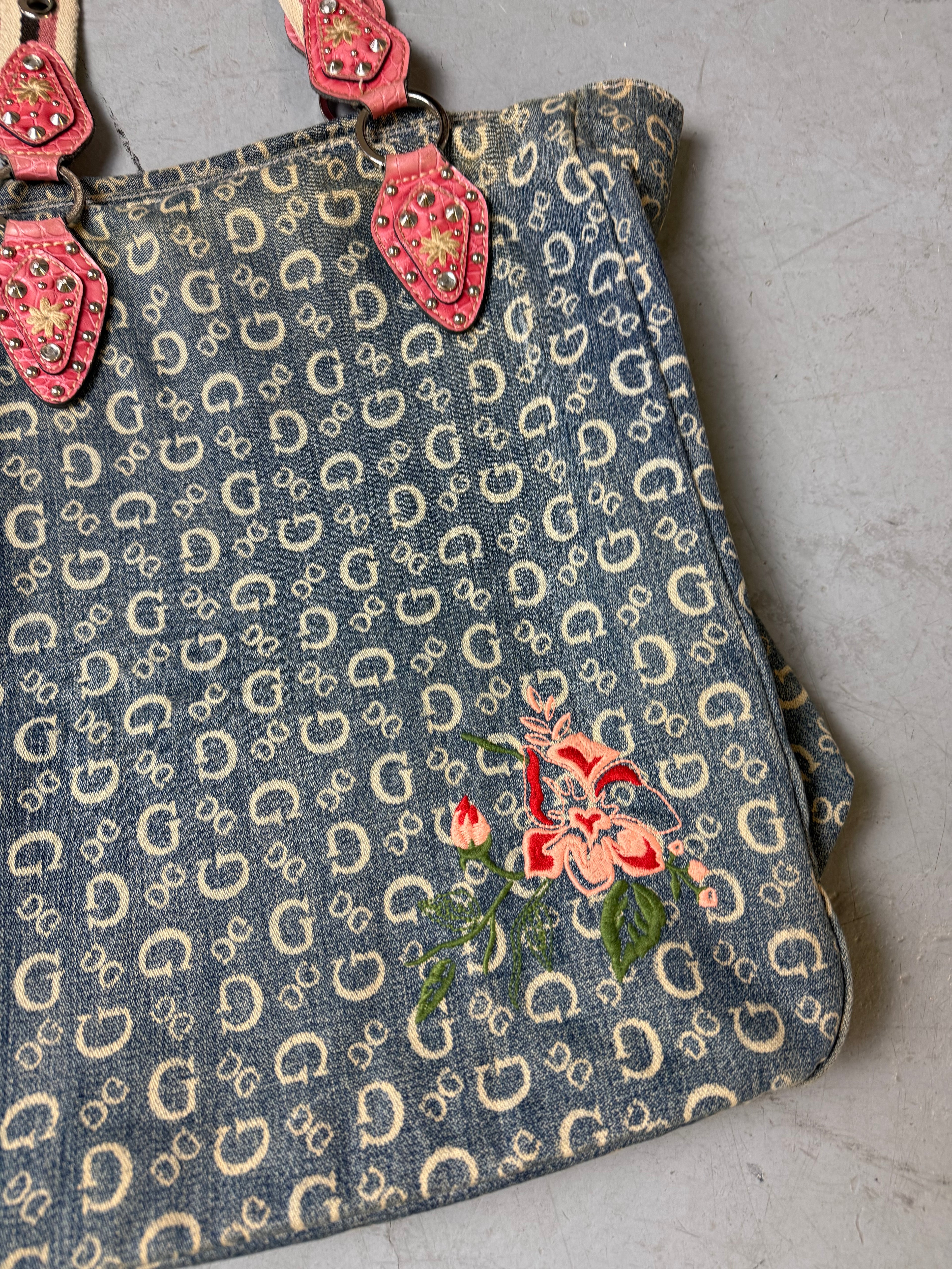 Detailbild von einer Vintage CNTY BAGS Guess Denim Tote Bag with Pink Details von Blumenstickung vorne