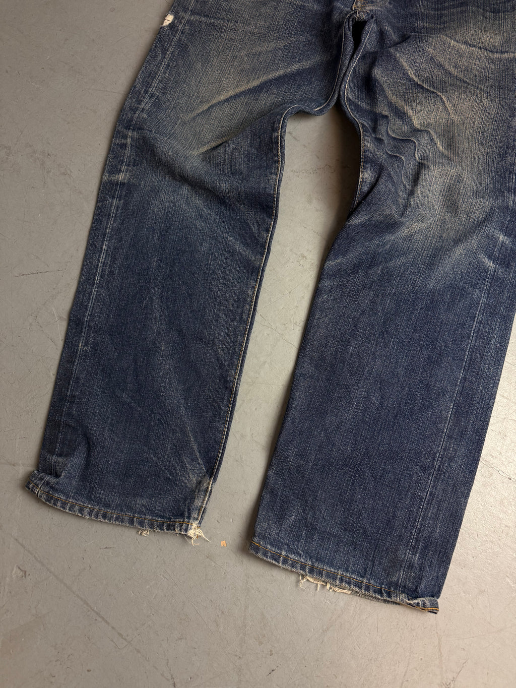 Levi’s 501XX dunkelblaue straight leg denim Jeans für Herren. Vintage Y2K second Hand Fashion. 