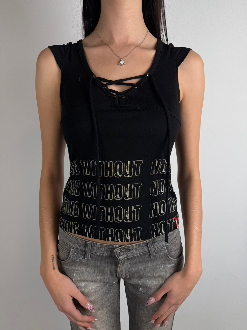 Tragebild von einem Vintage S & Charm Black Tank Top von vorne