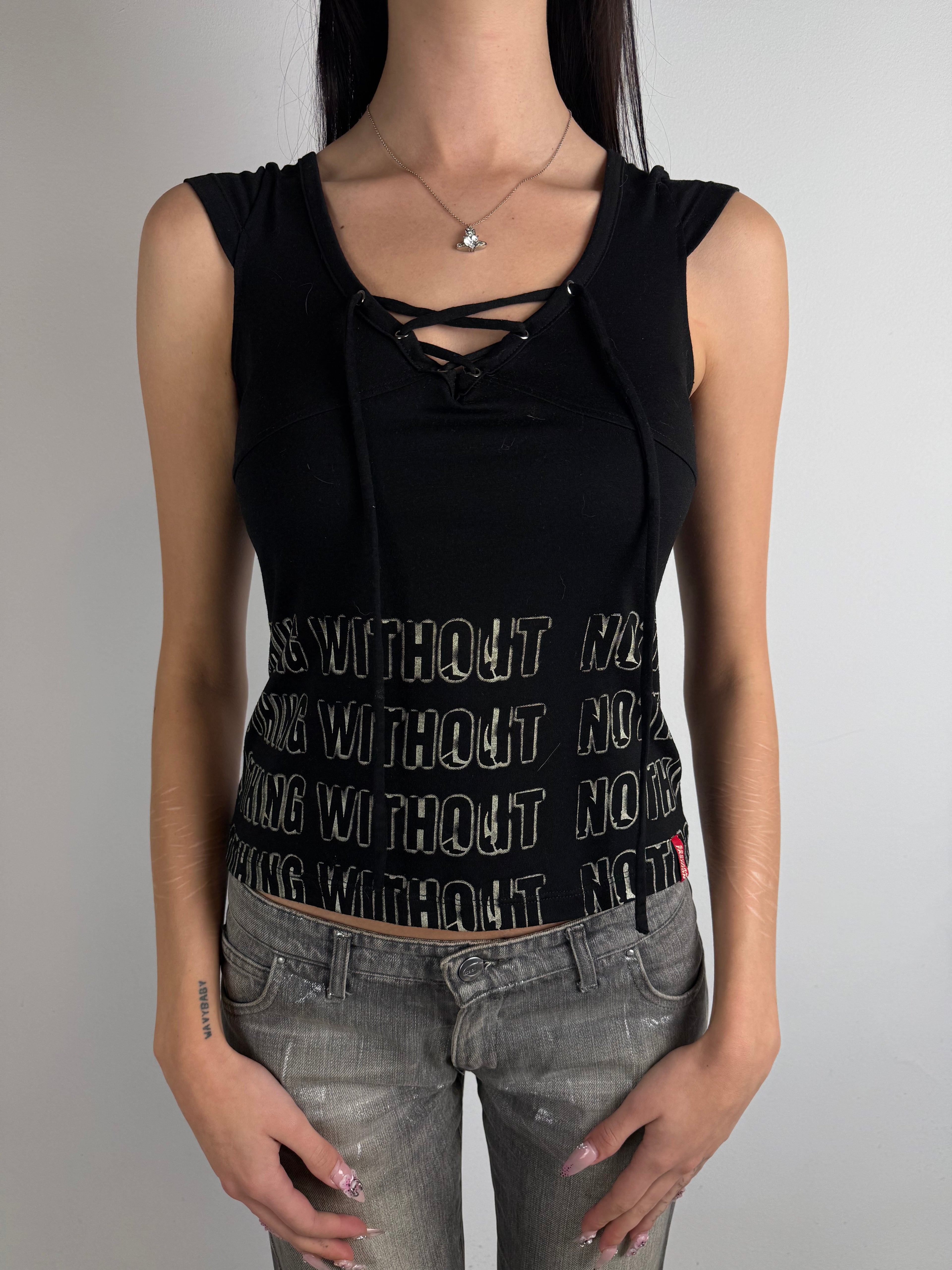 Tragebild von einem Vintage S & Charm Black Tank Top von vorne