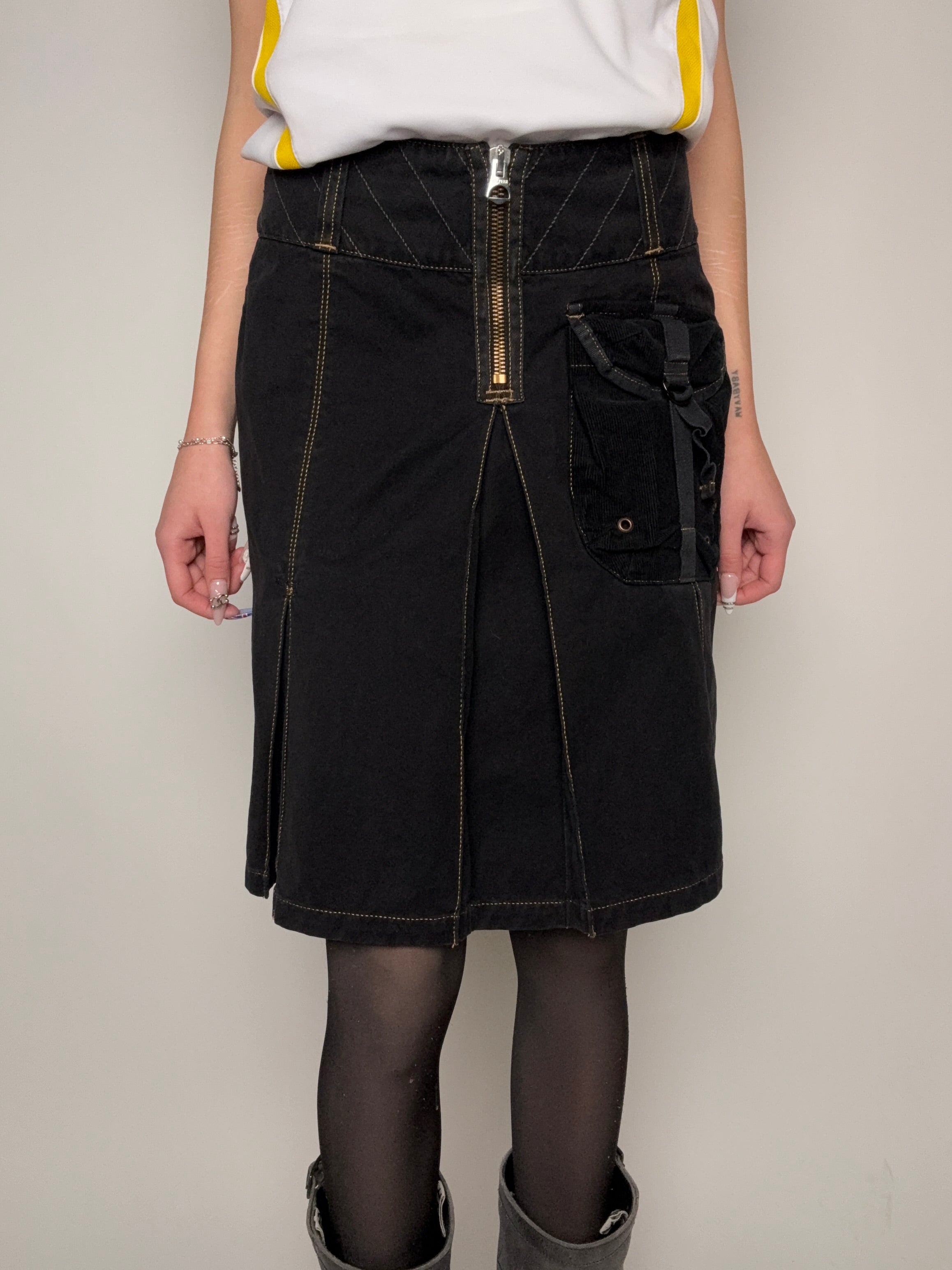 Tragebild von Vintage Replay Black Midi Skirt S/M von vorne