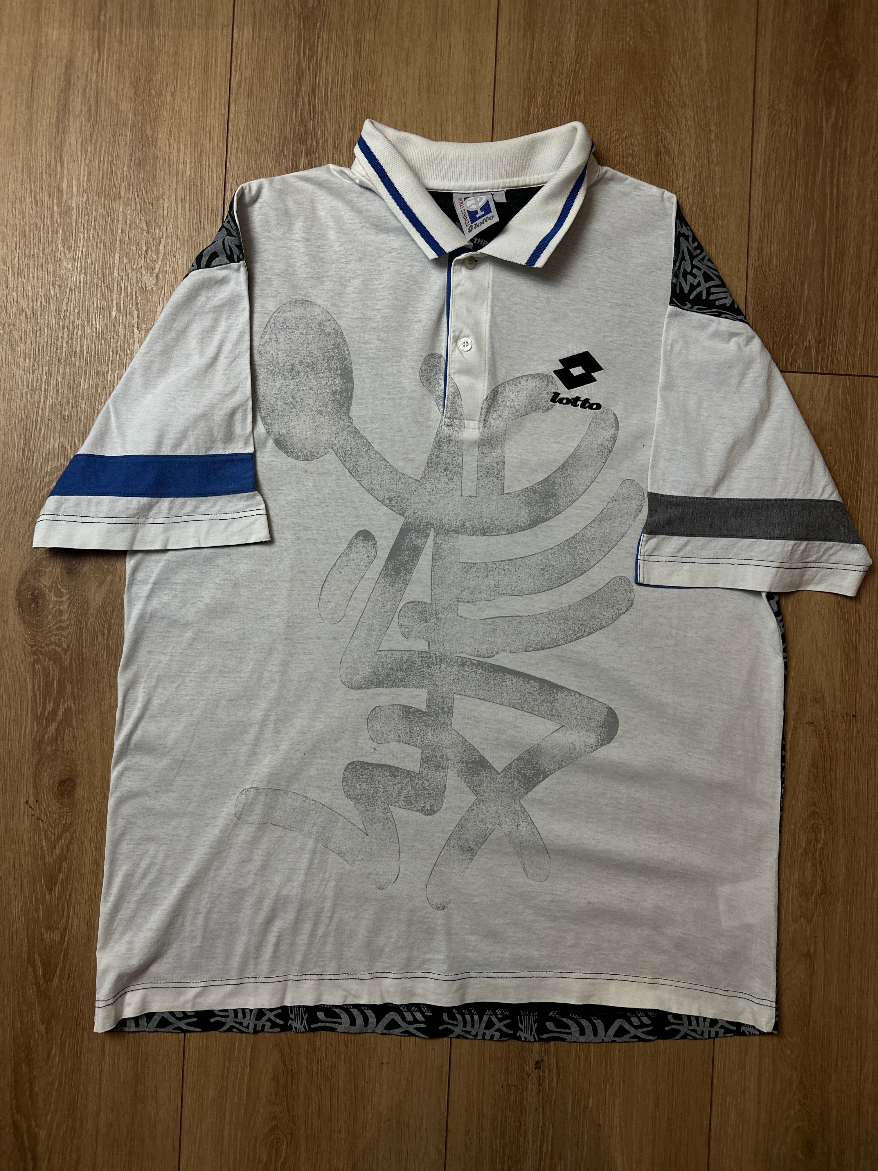 Ein Polo Shirt von Lotto in weiß mit blau schwarzen Ärmeln vintage Y2K 