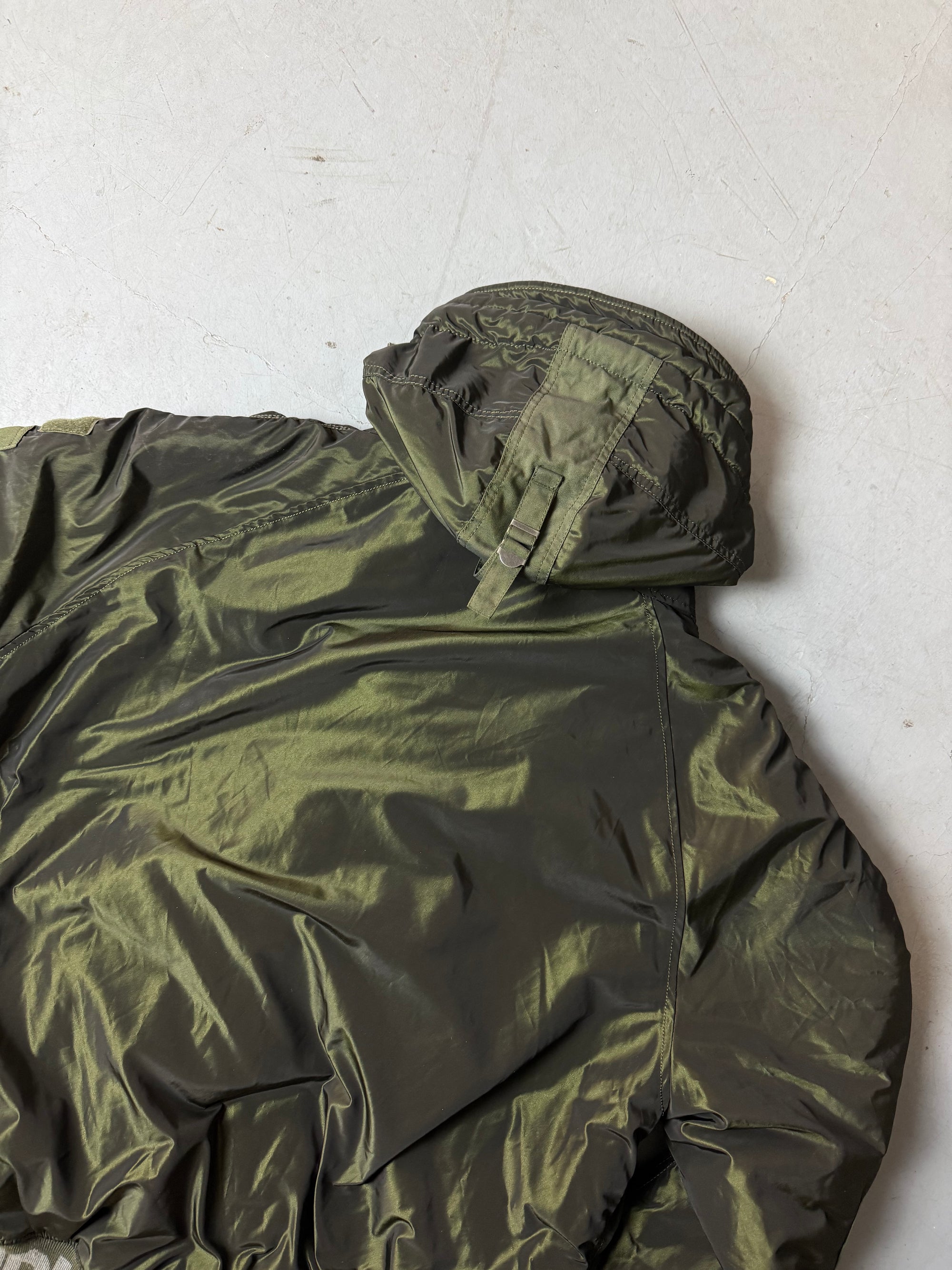 Detailbild von einer Vintage Alpha Industries Dark Green Bomber Jacket von hinten