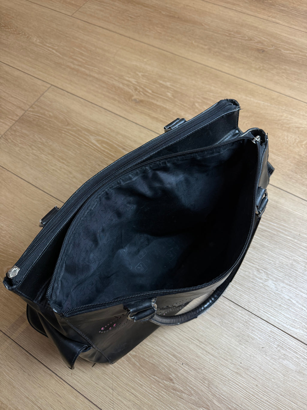 Detailbild von einer Vintage Playboy Black Bag with Pink Details von innen