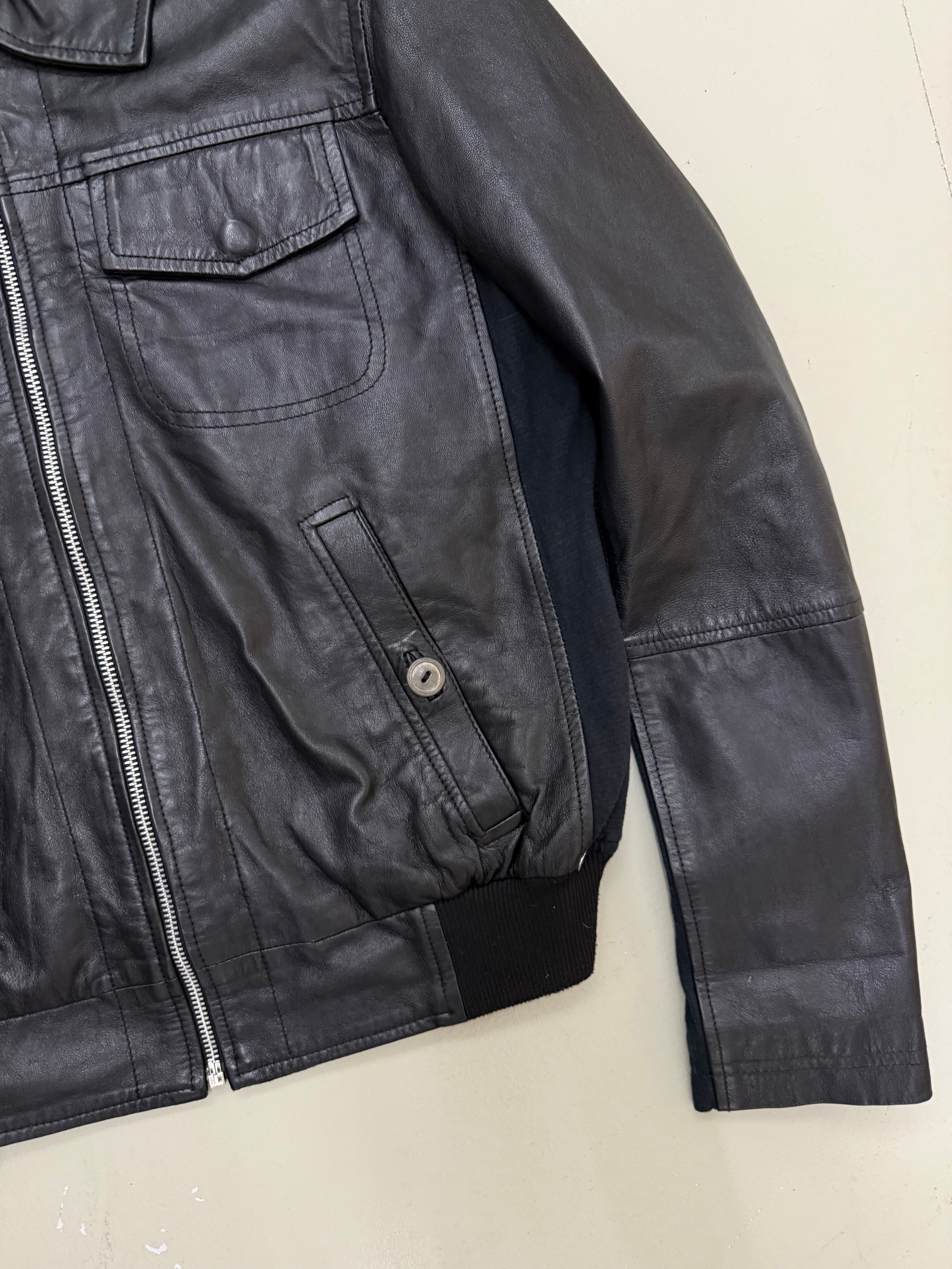 Vintage Black Hybrid Leather Jacket
für Frauen. Y2K Second Hand 2000s Fashion 