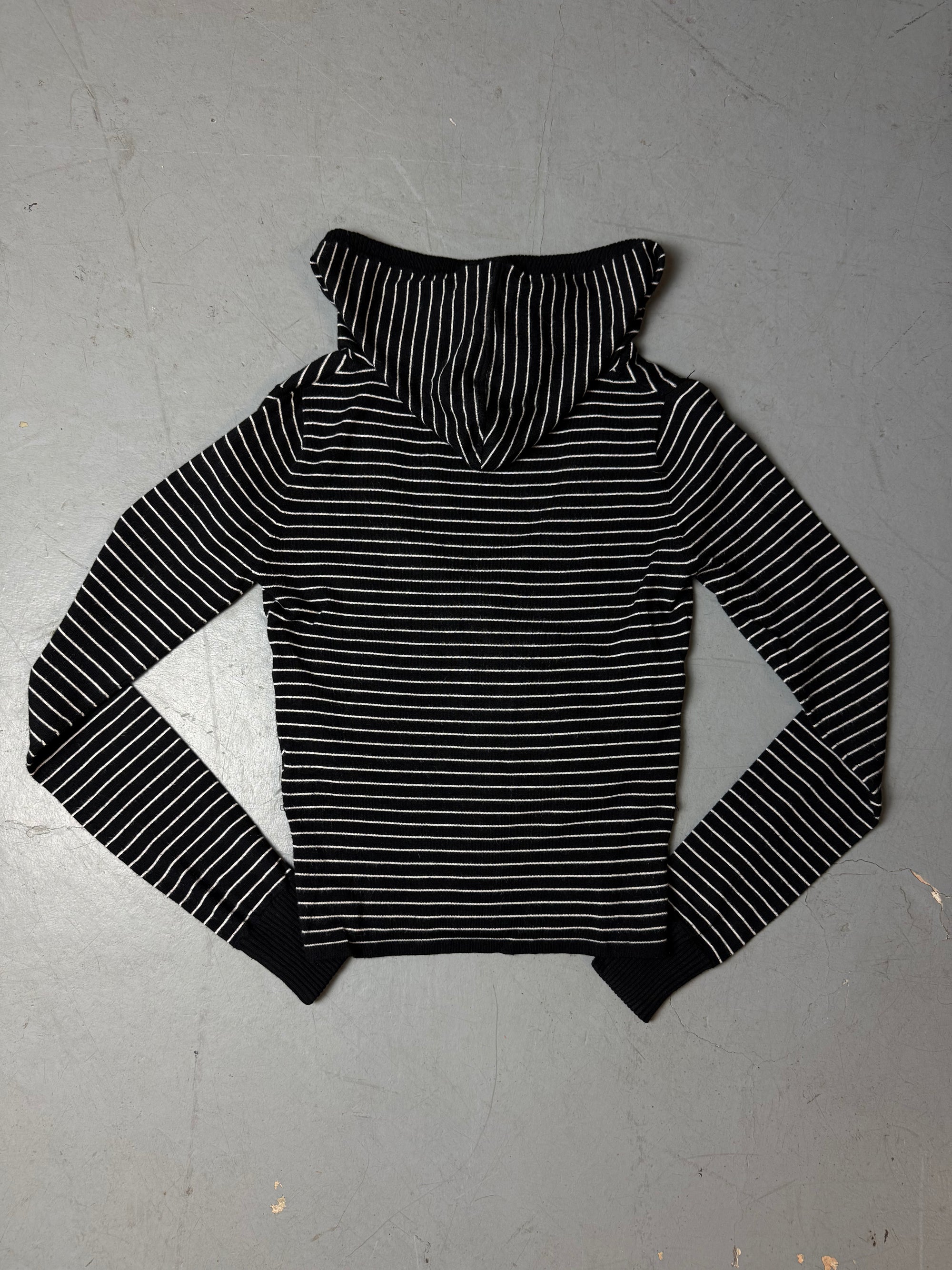 Ein schwarz weiß gestreifter zip hoodie slimfit mit tiefem Ausschnitt y2k vintage