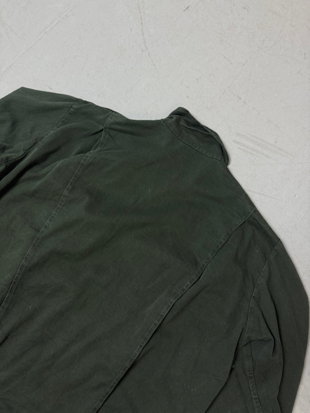 Eine grüne übergangsjacke mit Farbfleck im used workwear Look in L