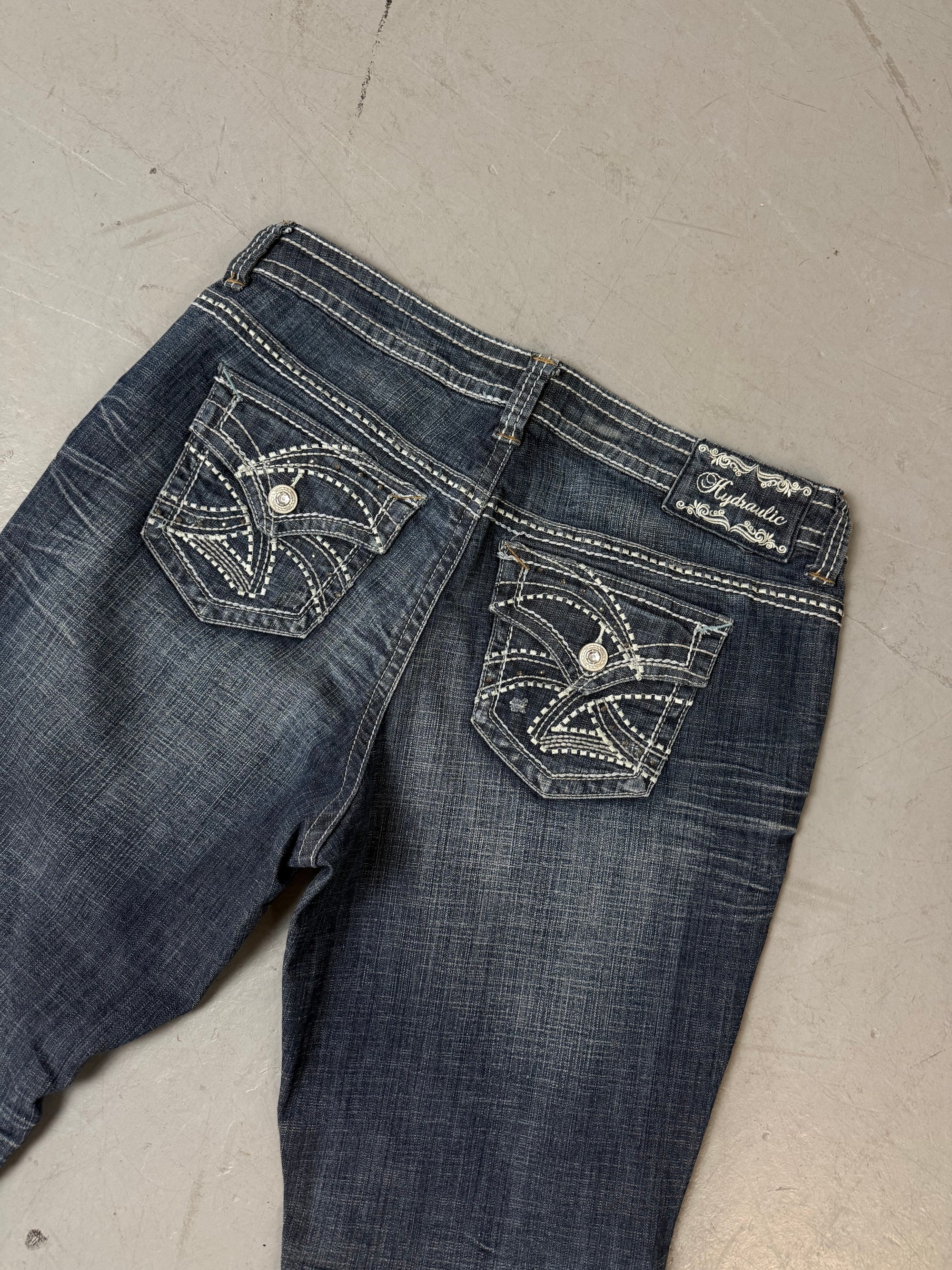 Eine vintage y2k low waist blaue jeans mit stitching auf den Backpockets