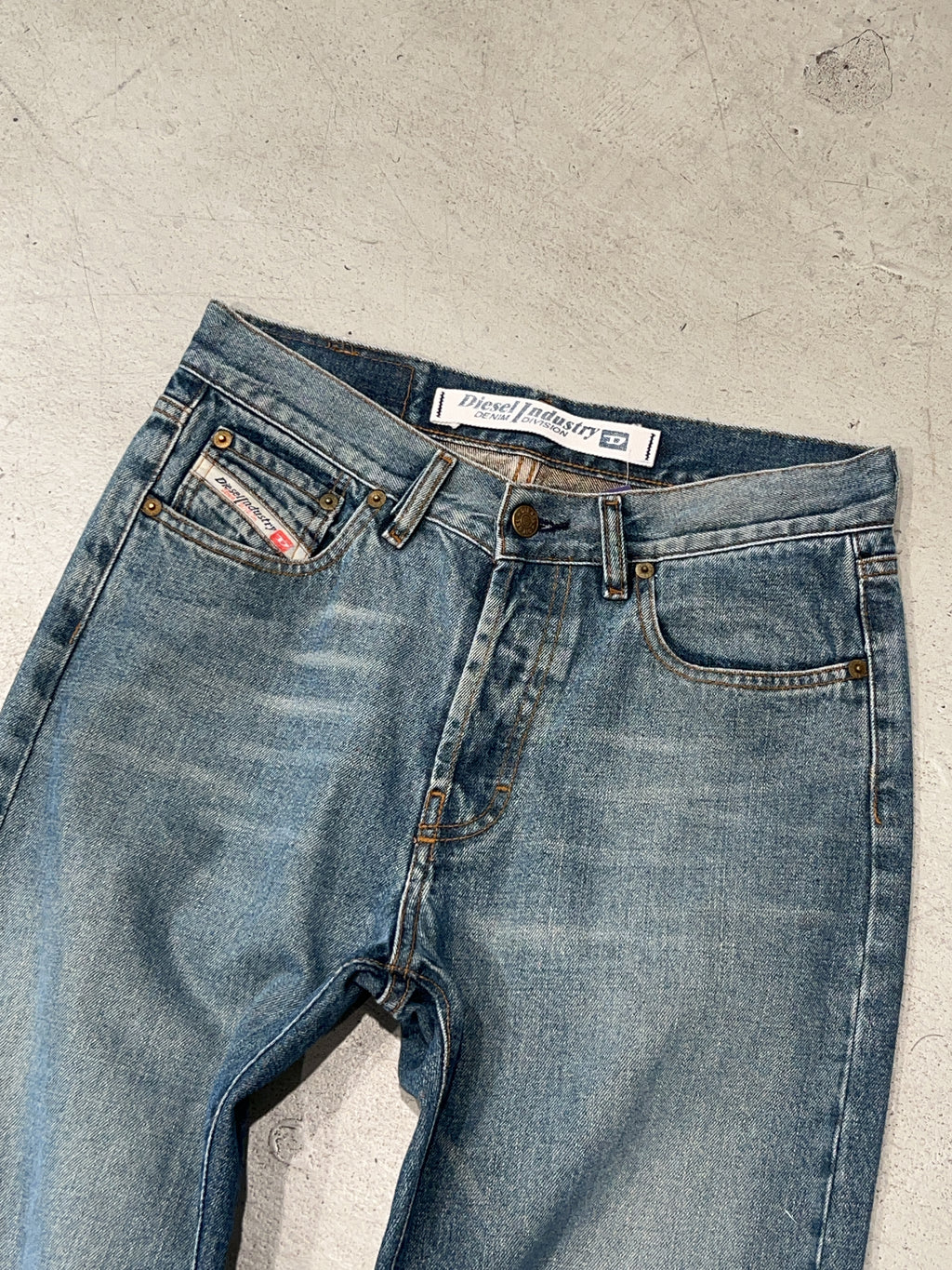 Vintage Diesel Straight Leg Jeans für Herren. Y2K Second Hand 2000s Fashion.