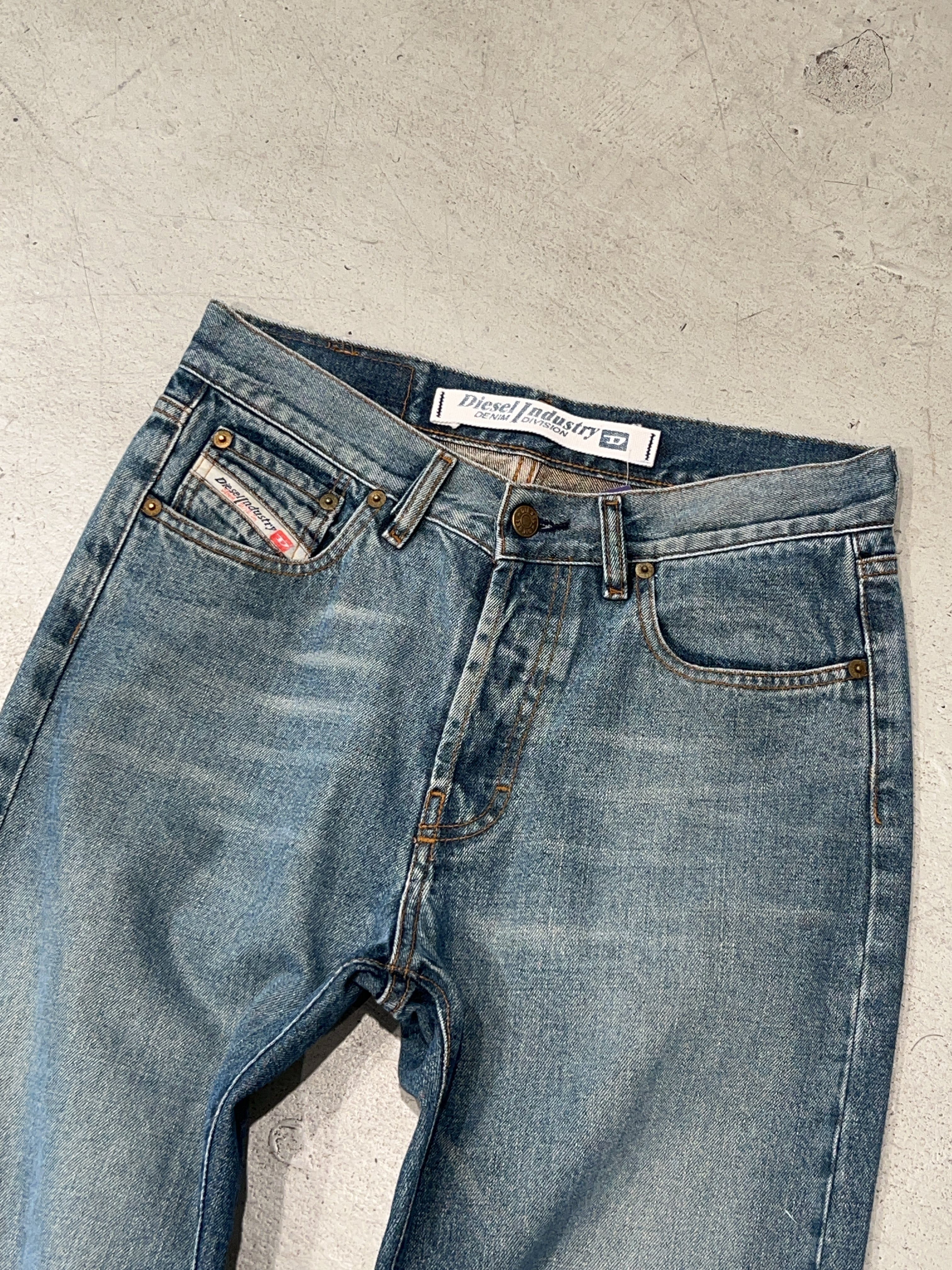 Vintage Diesel Straight Leg Jeans für Herren. Y2K Second Hand 2000s Fashion.