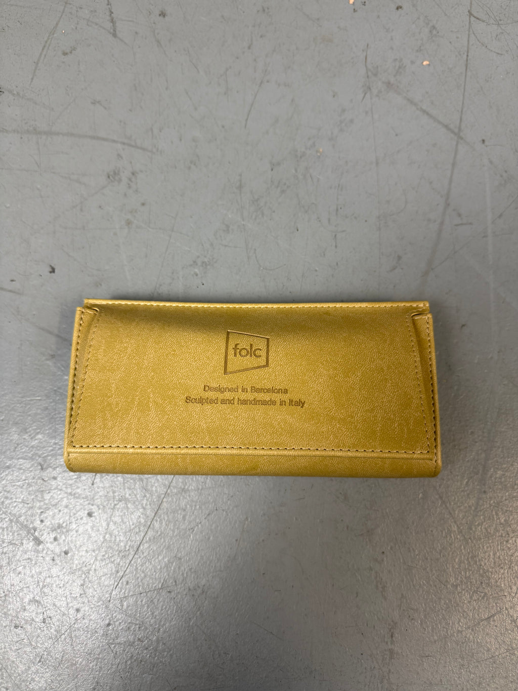 Eine Loewe Sonnenbrille mit großen dunklen Gläsern und rotem Gestell 