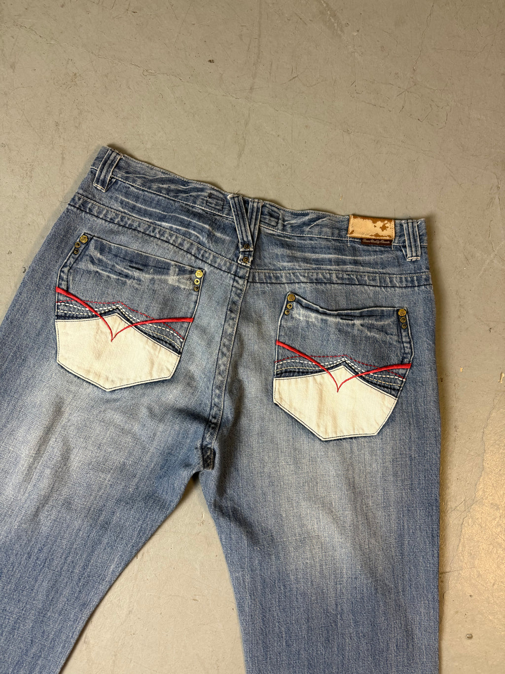 Detailbild von Vintage AKDMKS Baggy Jeans with Printed Back Pockets von Hinten