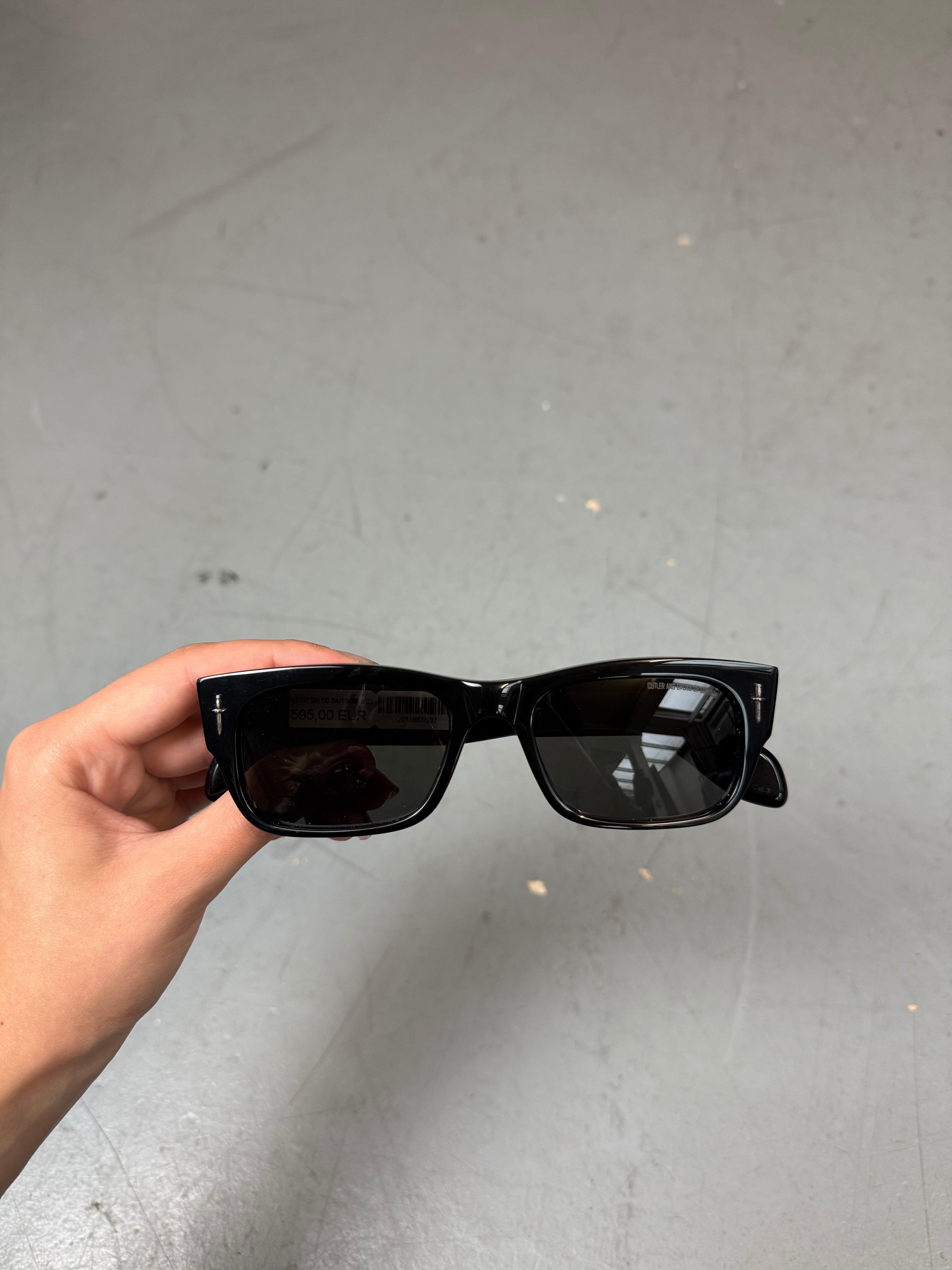 Schwarze Sonnenbrille von cutler & gross mit kleinen Dolch Details am Gestell 