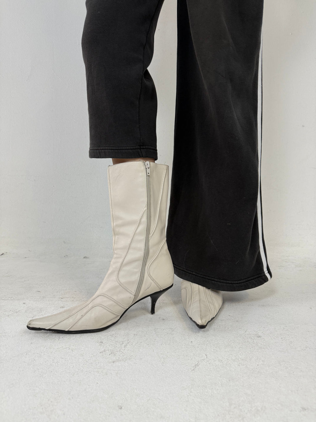 Weiße Leder Stiefel mit Absatz und Spitzer Front