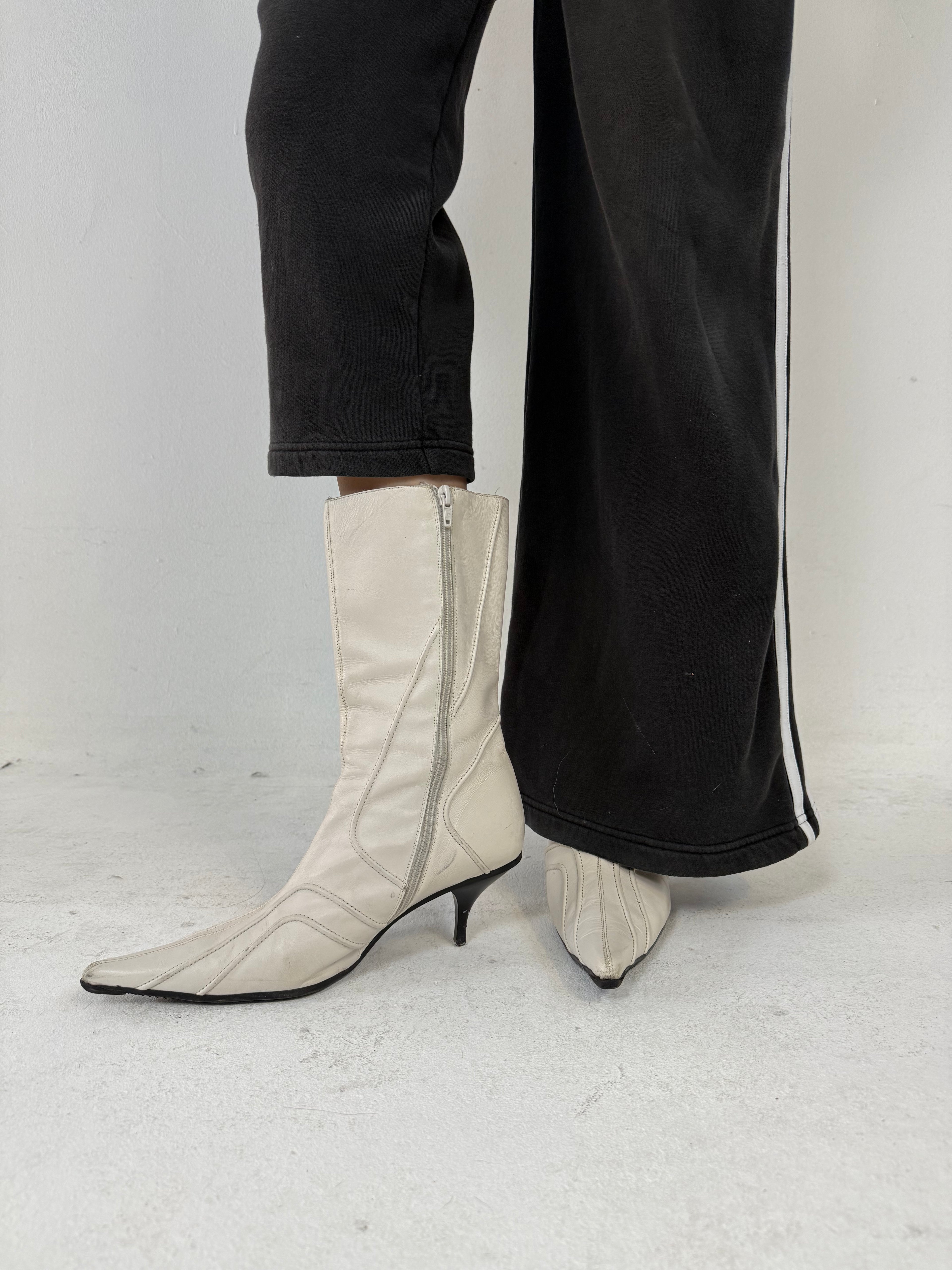 Weiße Leder Stiefel mit Absatz und Spitzer Front