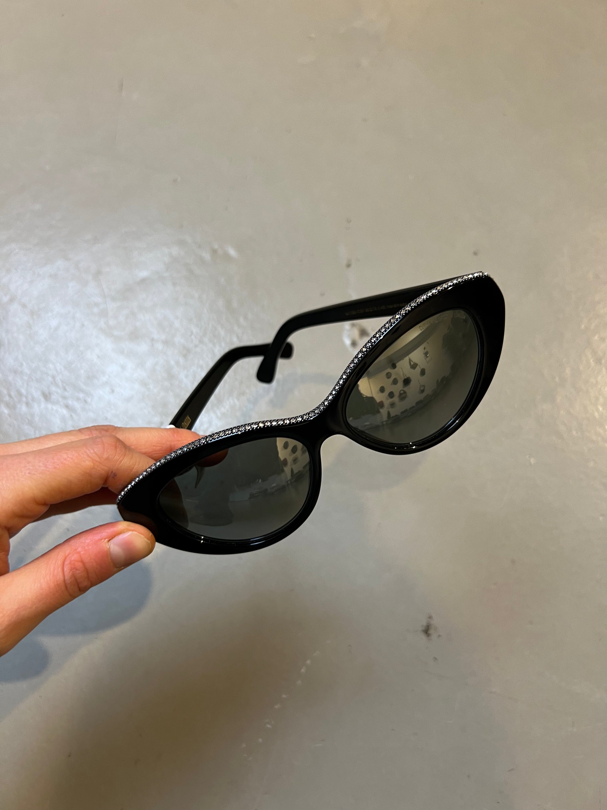 Produktbild der Cutler and Gross Sunglasses Black Glitter von vorne vor grauem Hintergrund.