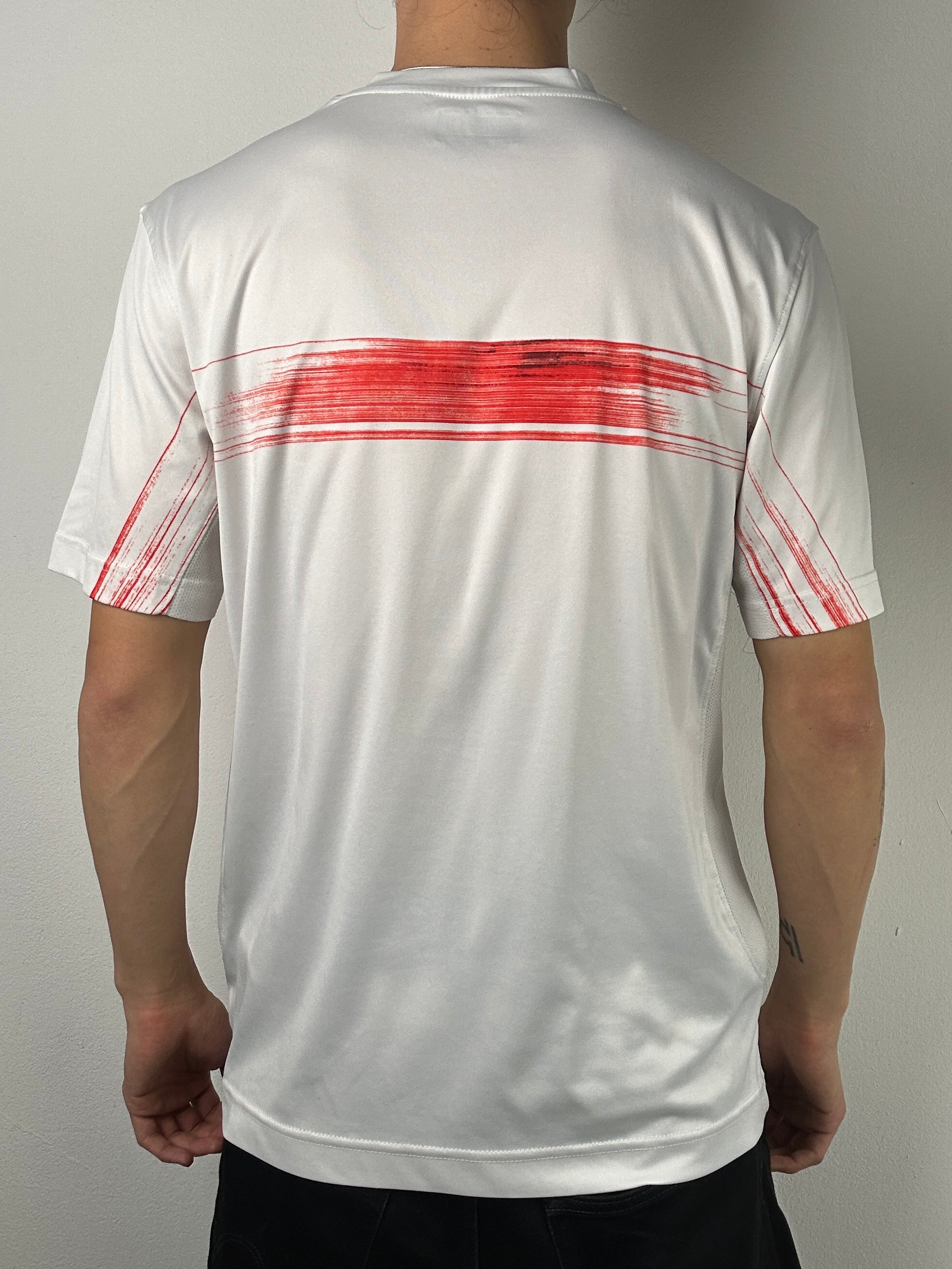 Vintage Sergio Tacchini Sport Jersey mit roten Details für Herren. Y2K Second Hand 2000s Fashion 