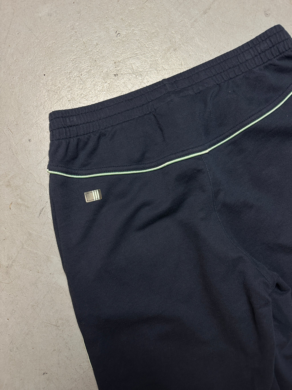 Detailbild von einer Vintage Blue Adidas Track Pants with Green Stripes von hinten